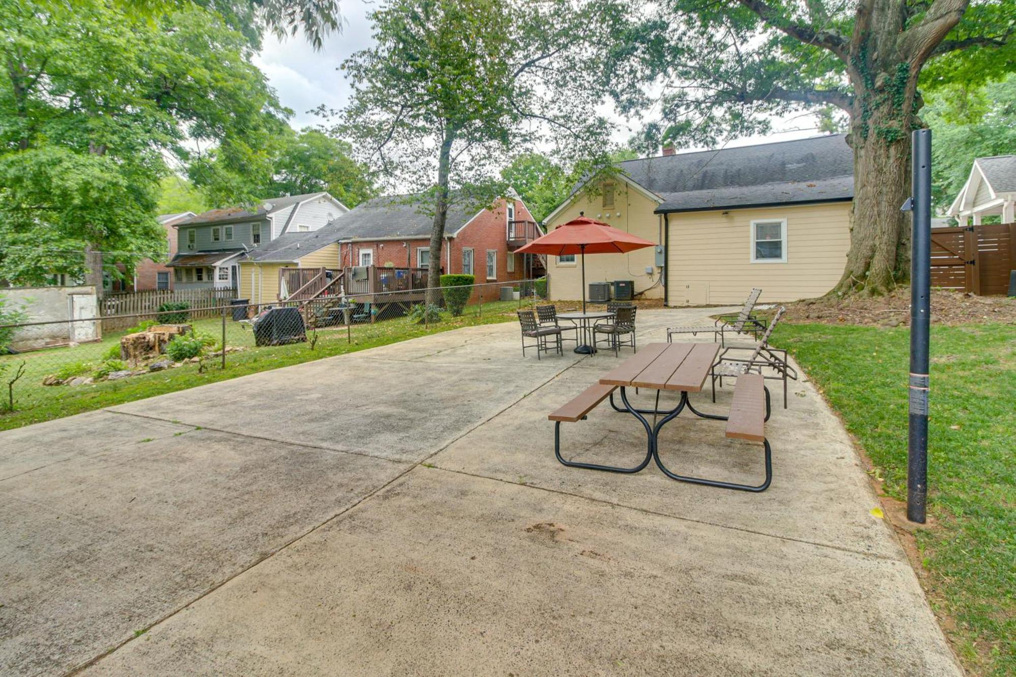 Holiday home With Yard - Near Spectrum Center! *