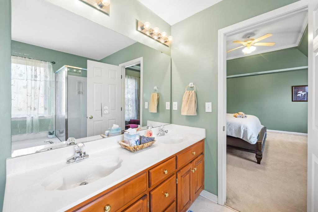Chelsea's Fun House-university Area! Holiday home Charlotte