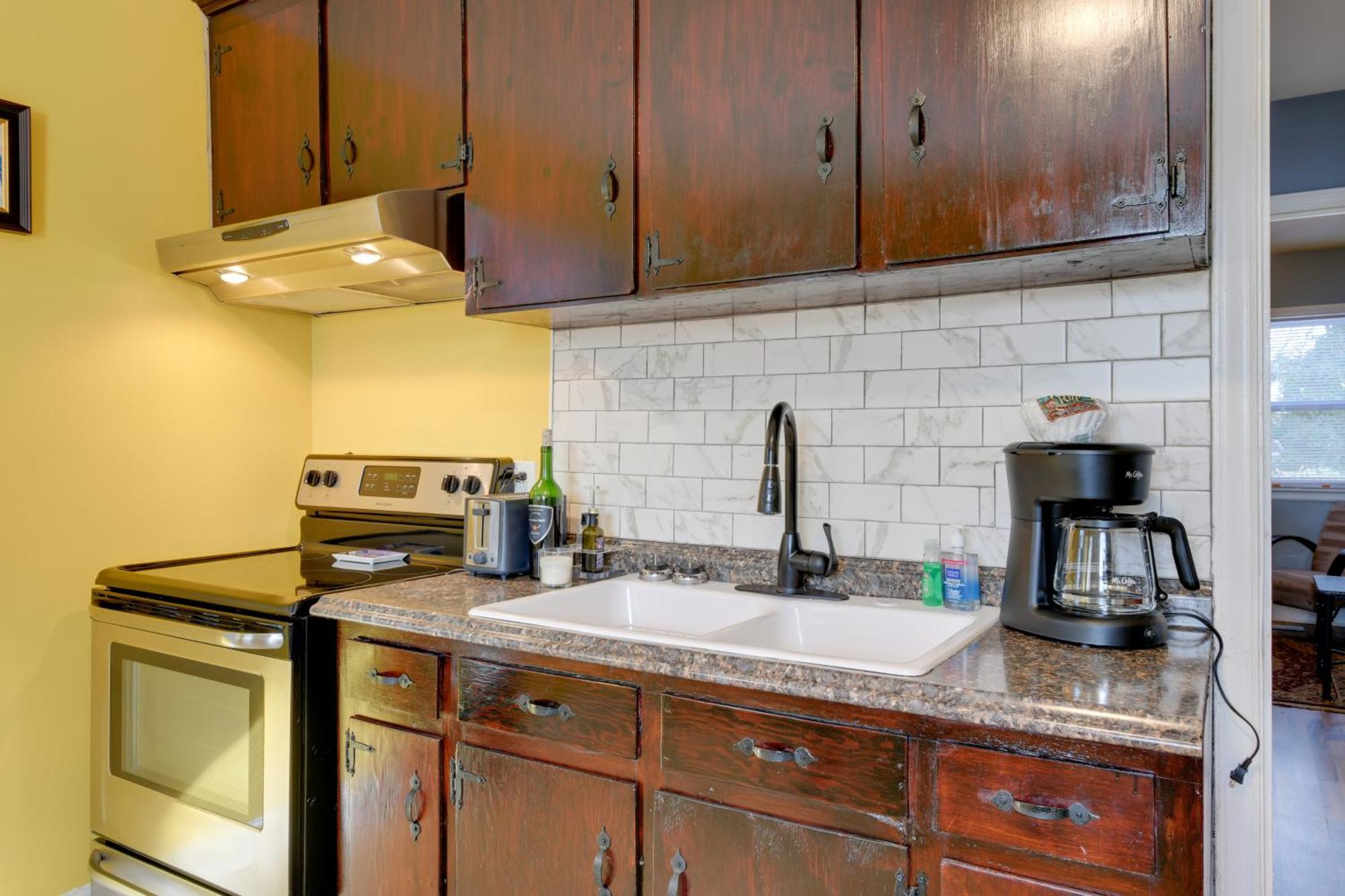 Renovated - 3 Mi To Downtown! Holiday home