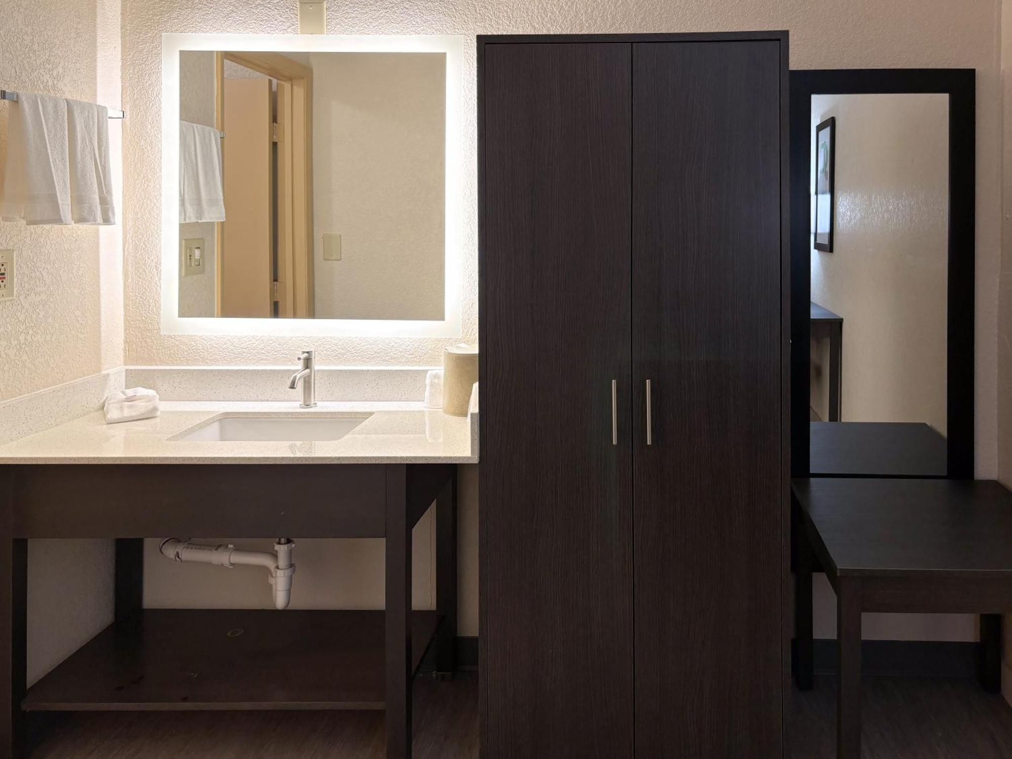 6 Charlotte, Nc Northlake 4* Charlotte