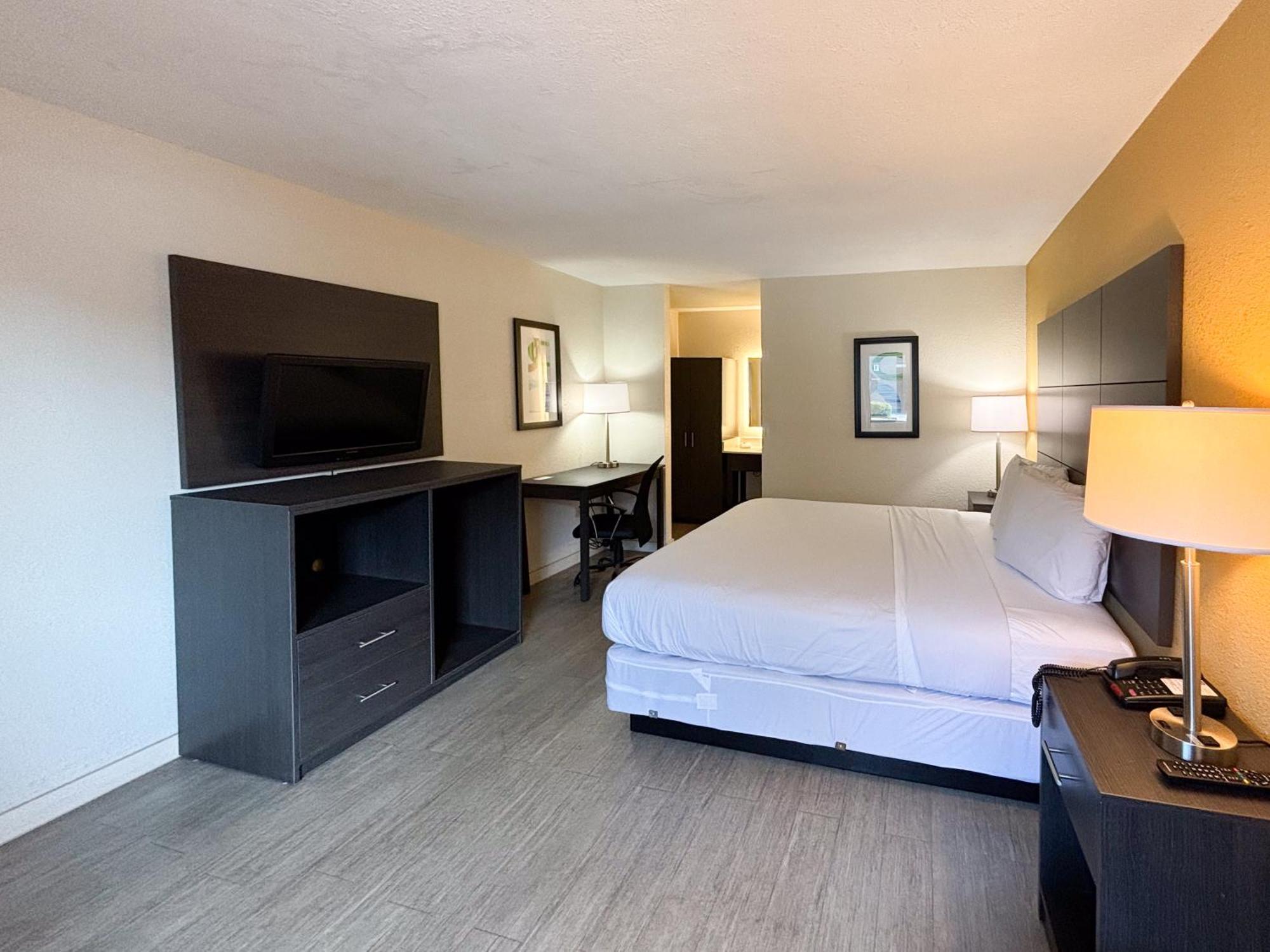 Hotel 6 Charlotte, Nc Northlake 4*