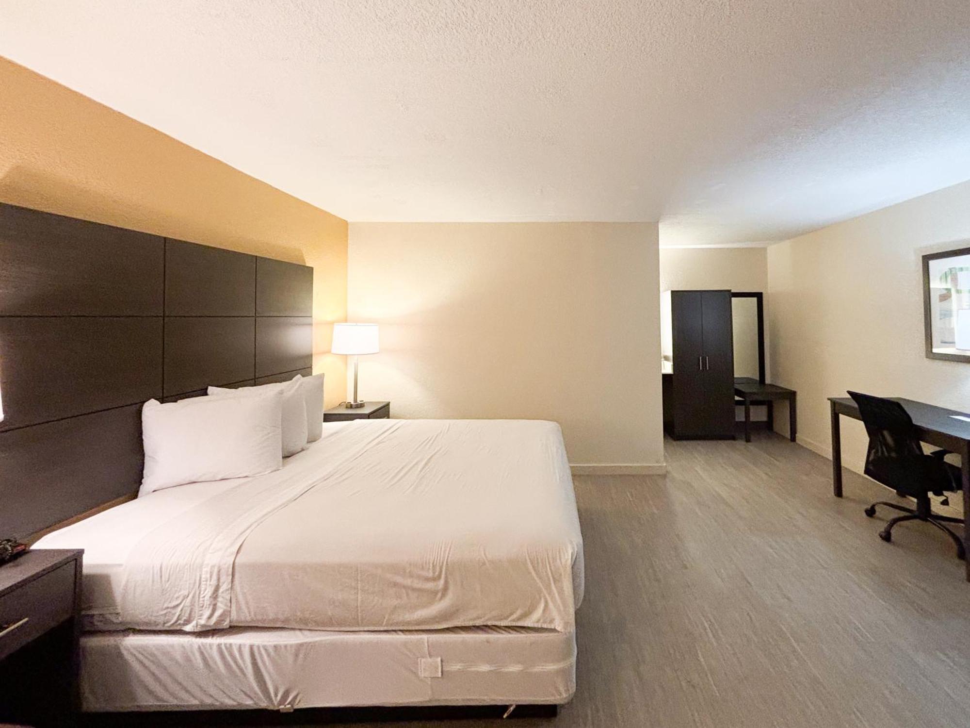 6 Charlotte, Nc Northlake Hotel 4*