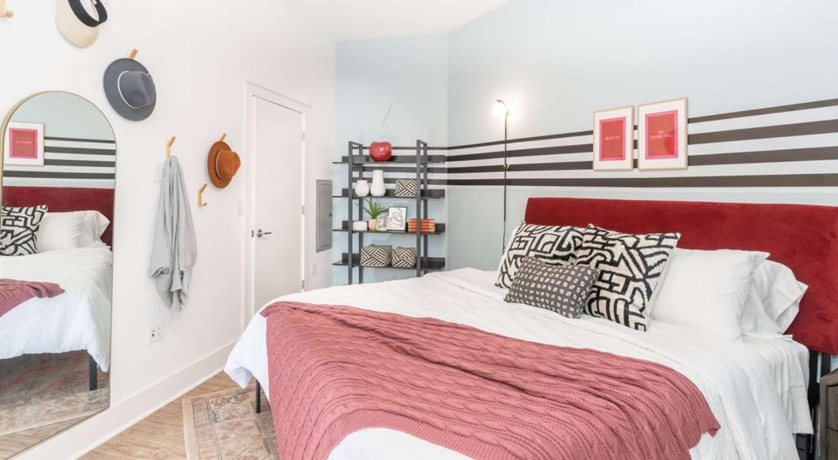 Experience Modern Comfort At Savoy In Apartment *