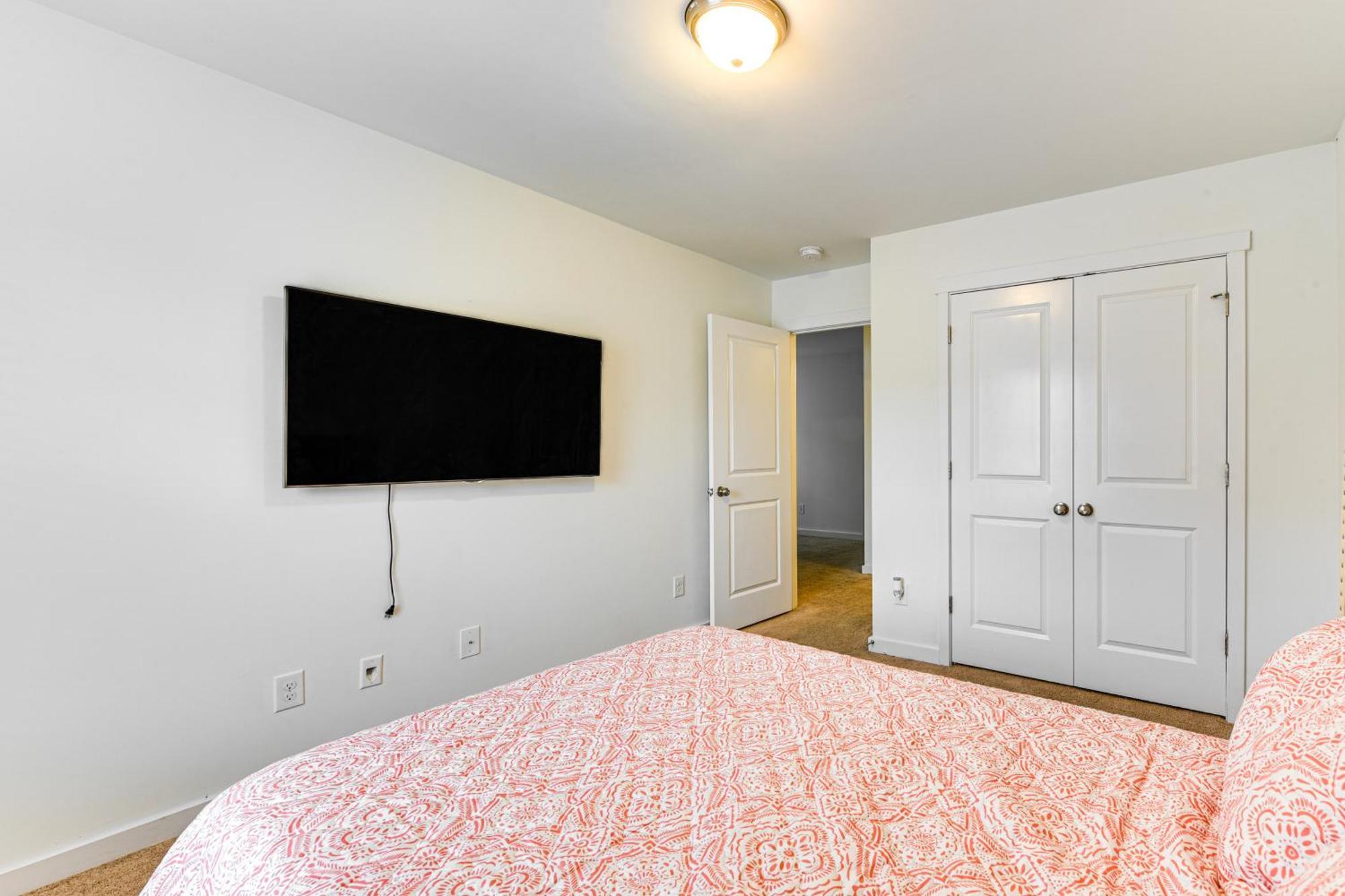 6 Mi To Uptown With Yard!