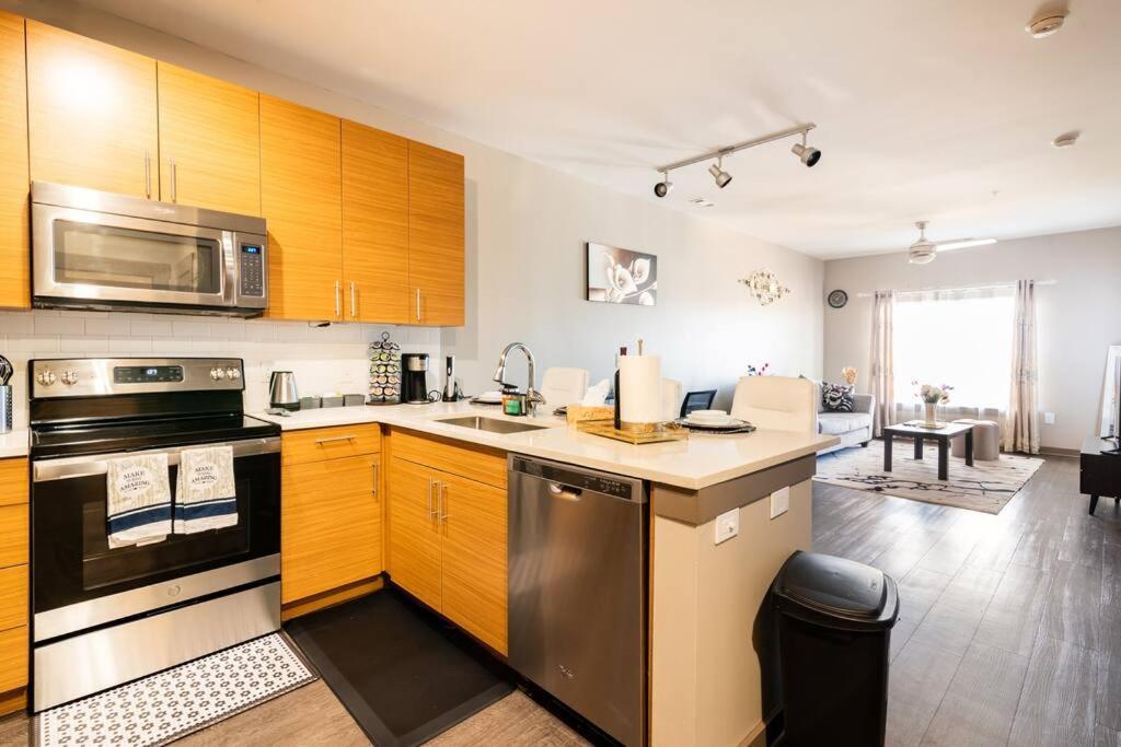 Charming Uptown With, Pool, Bar, Shops Apartment Charlotte