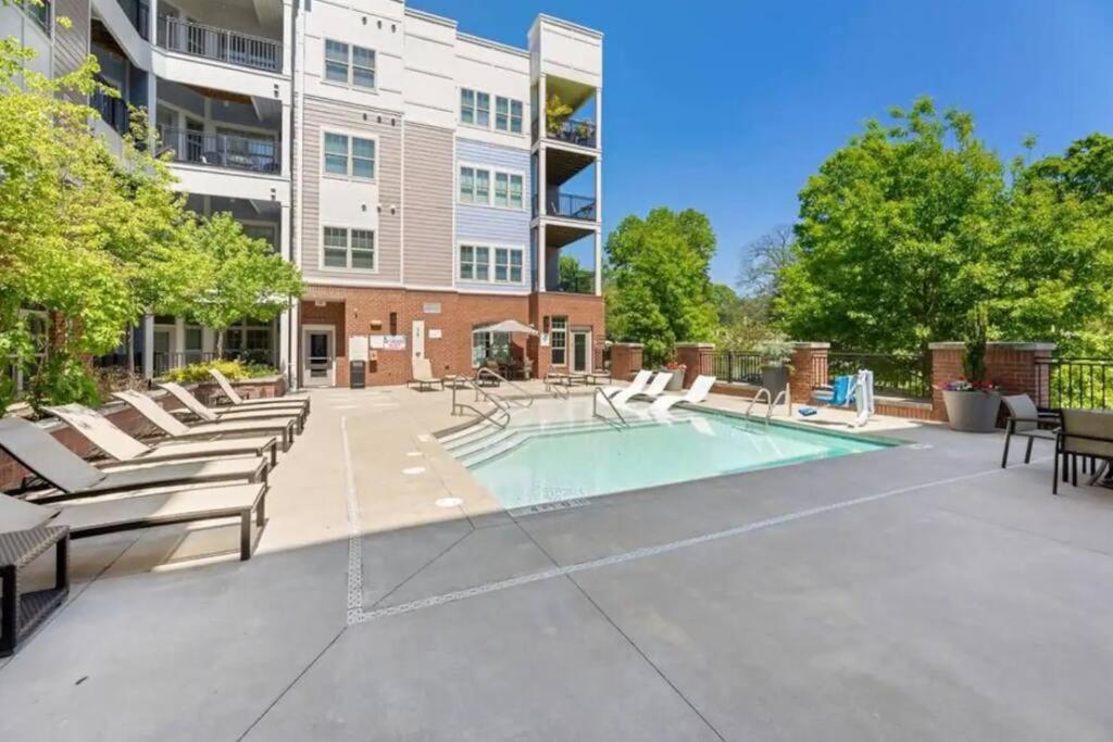 Apartment Charming Uptown With, Pool, Bar, Shops