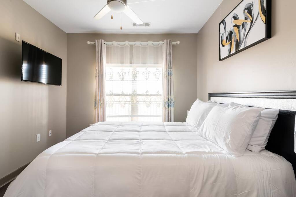 Charming Uptown With, Pool, Bar, Shops Charlotte