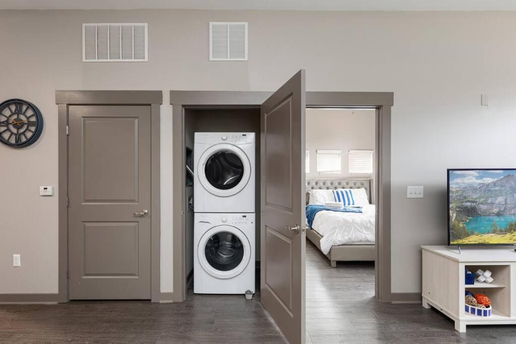 Uptown Elegance Gym, Pool, Wine Apartment