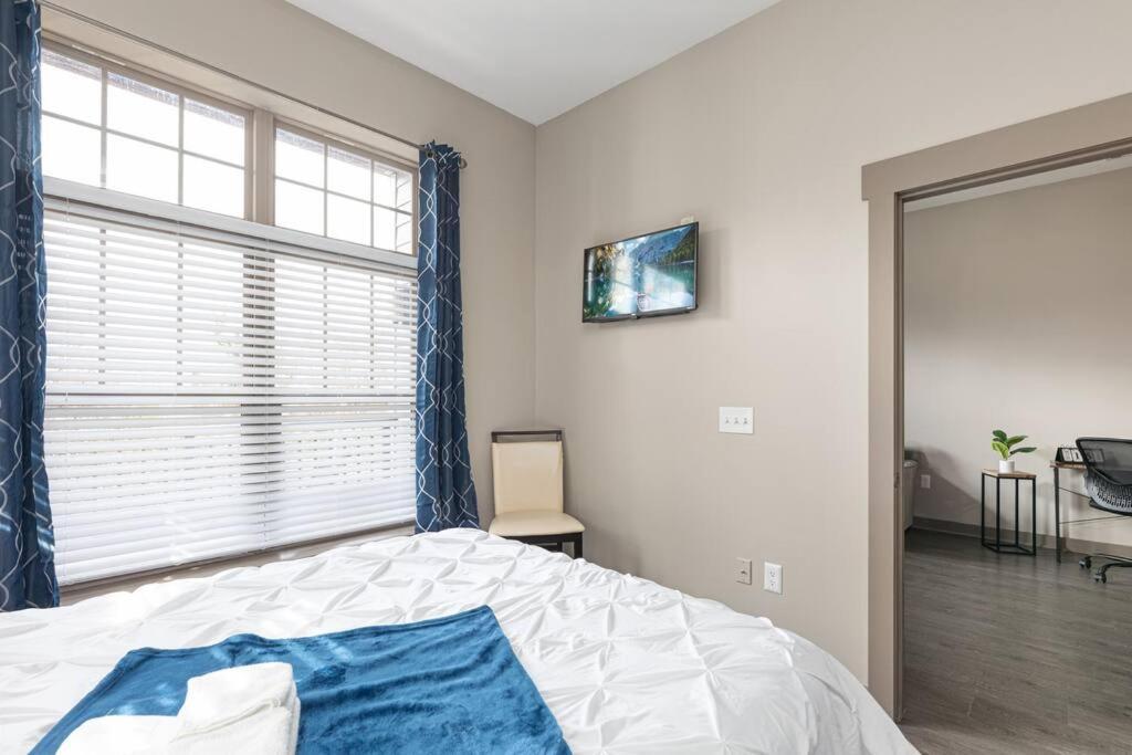 Uptown Elegance Gym, Pool, Wine Apartment Charlotte