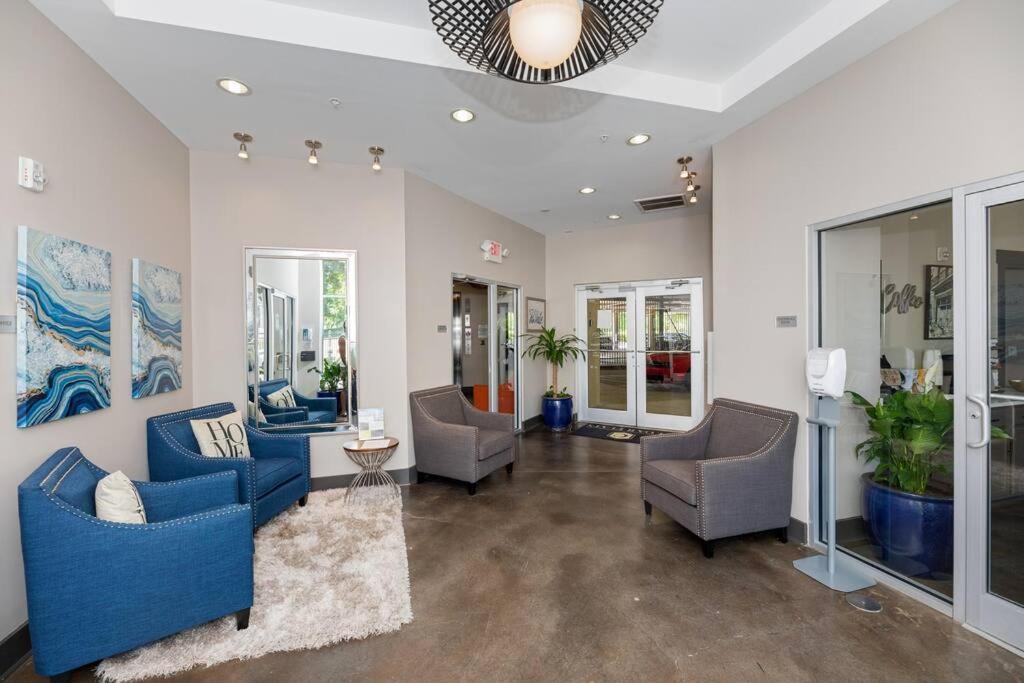 Apartment Uptown Elegance Gym, Pool, Wine