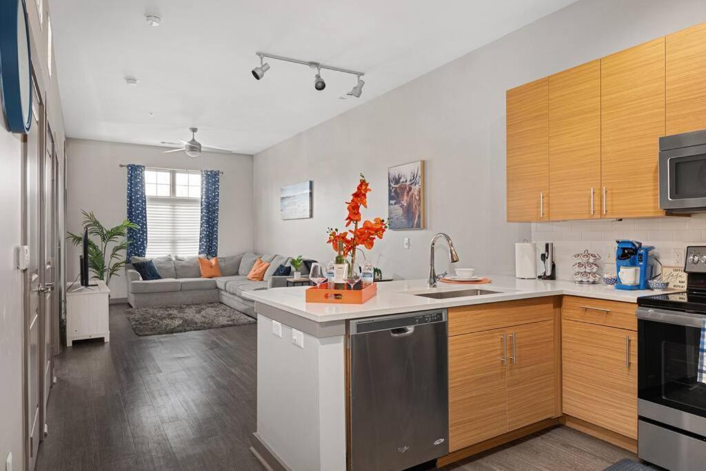 Uptown Elegance Gym, Pool, Wine Apartment *