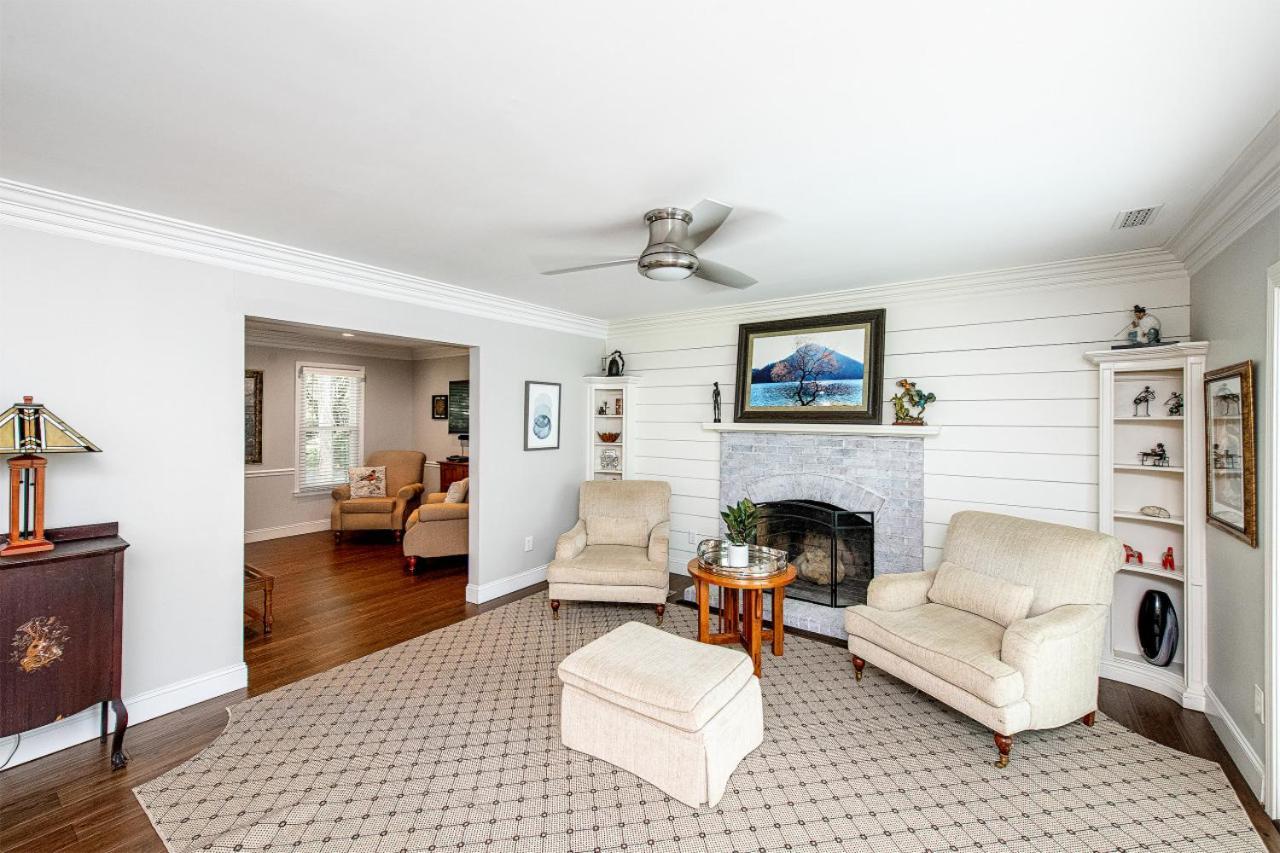 3br Escape Pool Hot Tub Theater Holiday home