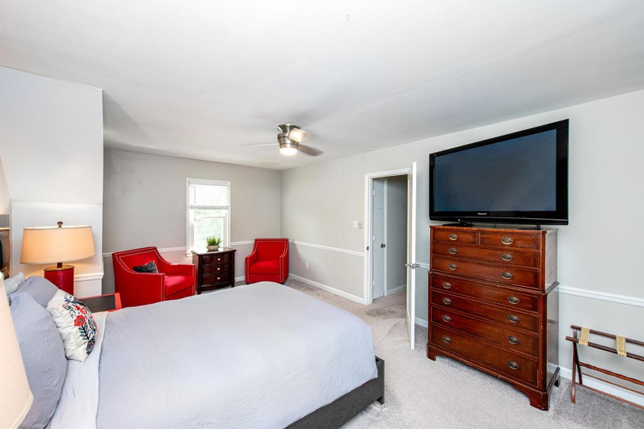 3br Escape Pool Hot Tub Theater Holiday home Charlotte