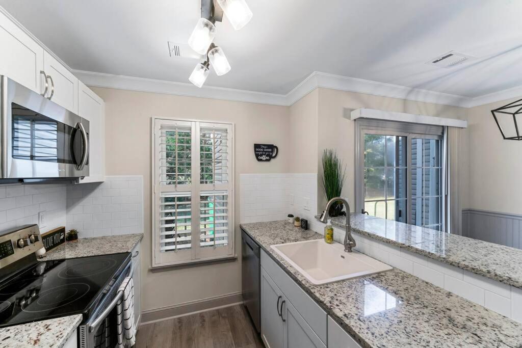 Golf Oasis Modern Townhome! Charlotte