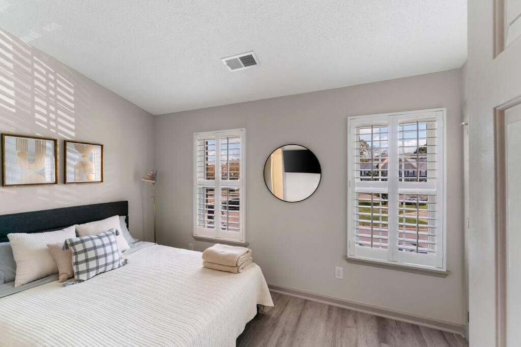 Golf Oasis Modern Townhome! Holiday home Charlotte