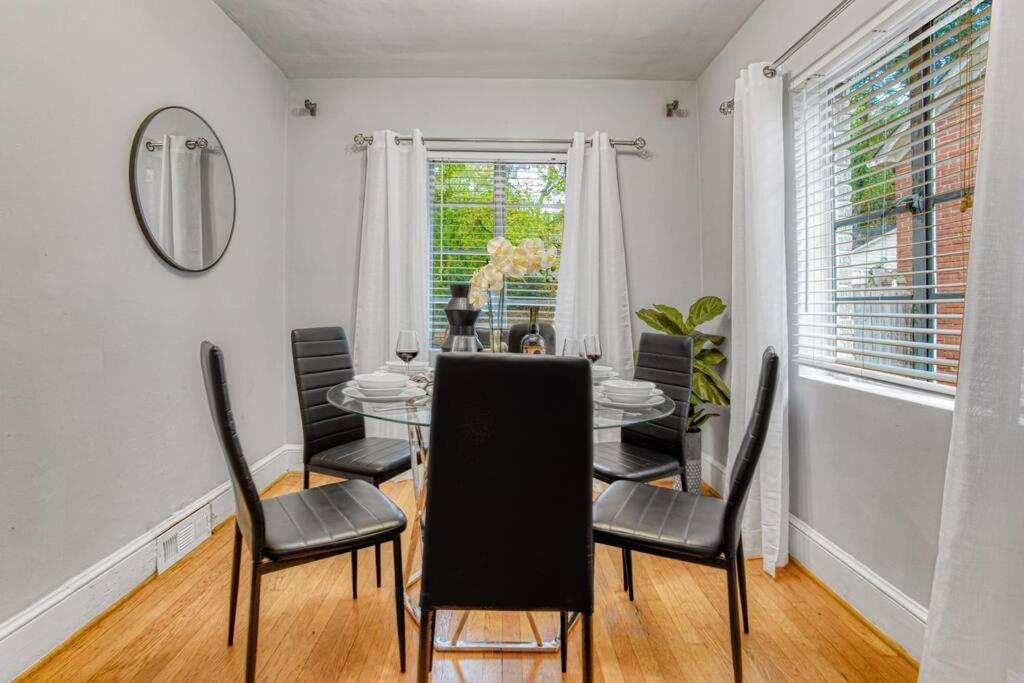 Cozy & Charming Home, Minutes To Everything! Holiday home Charlotte