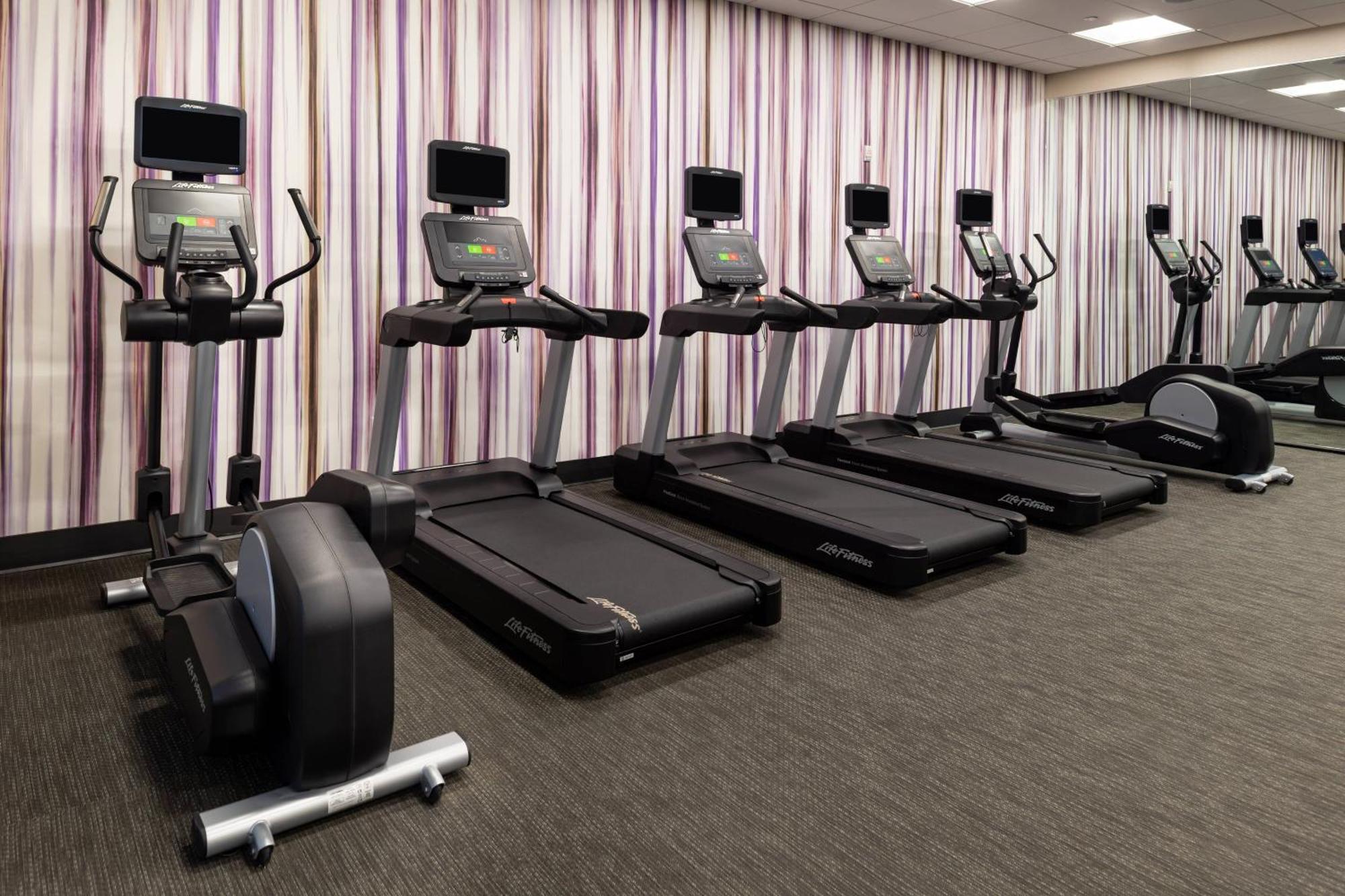 Courtyard By Marriott Northlake Hotel