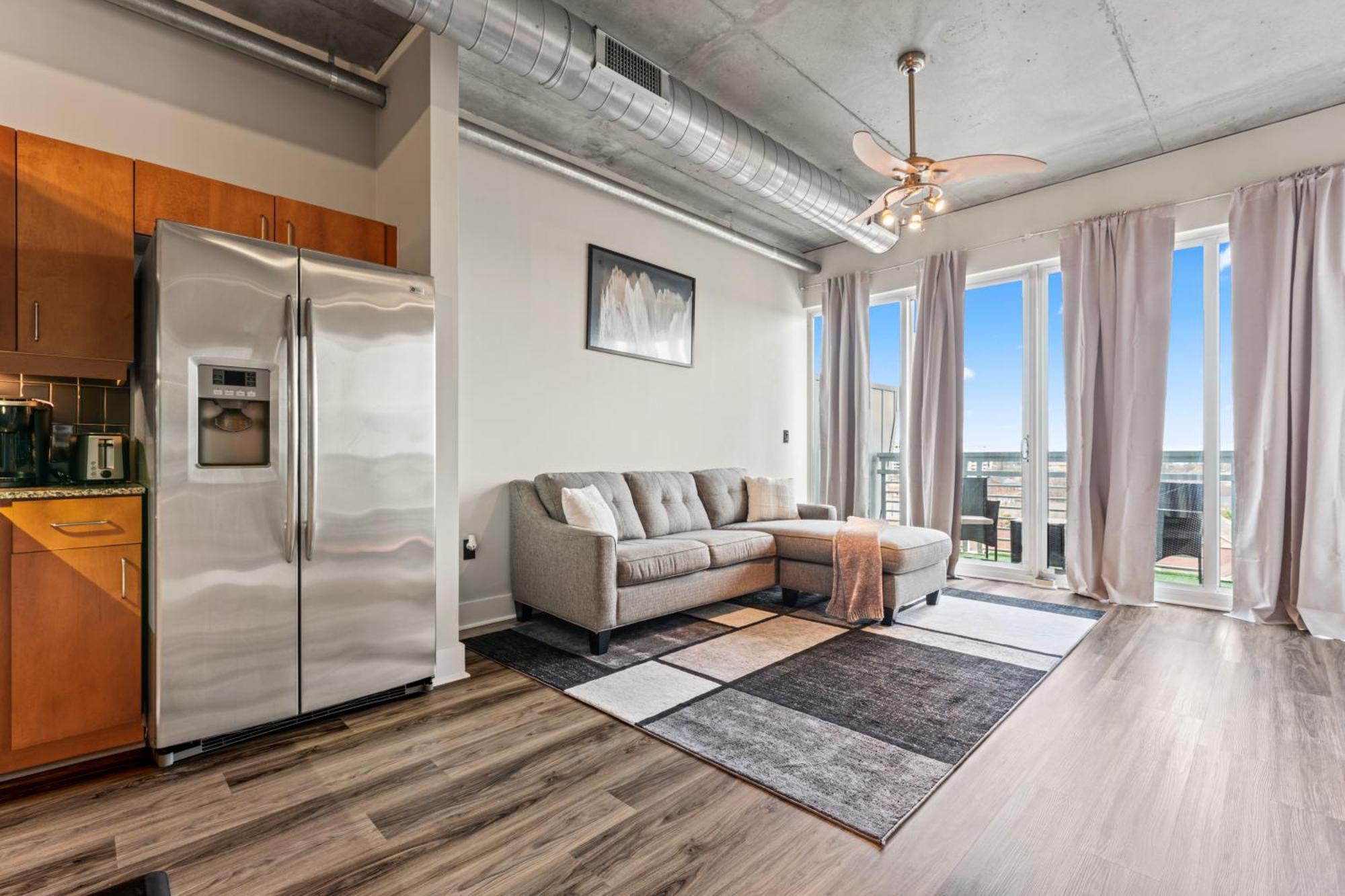 Perfect Uptown Loft-2 Min Walk To City's Spots Apartment