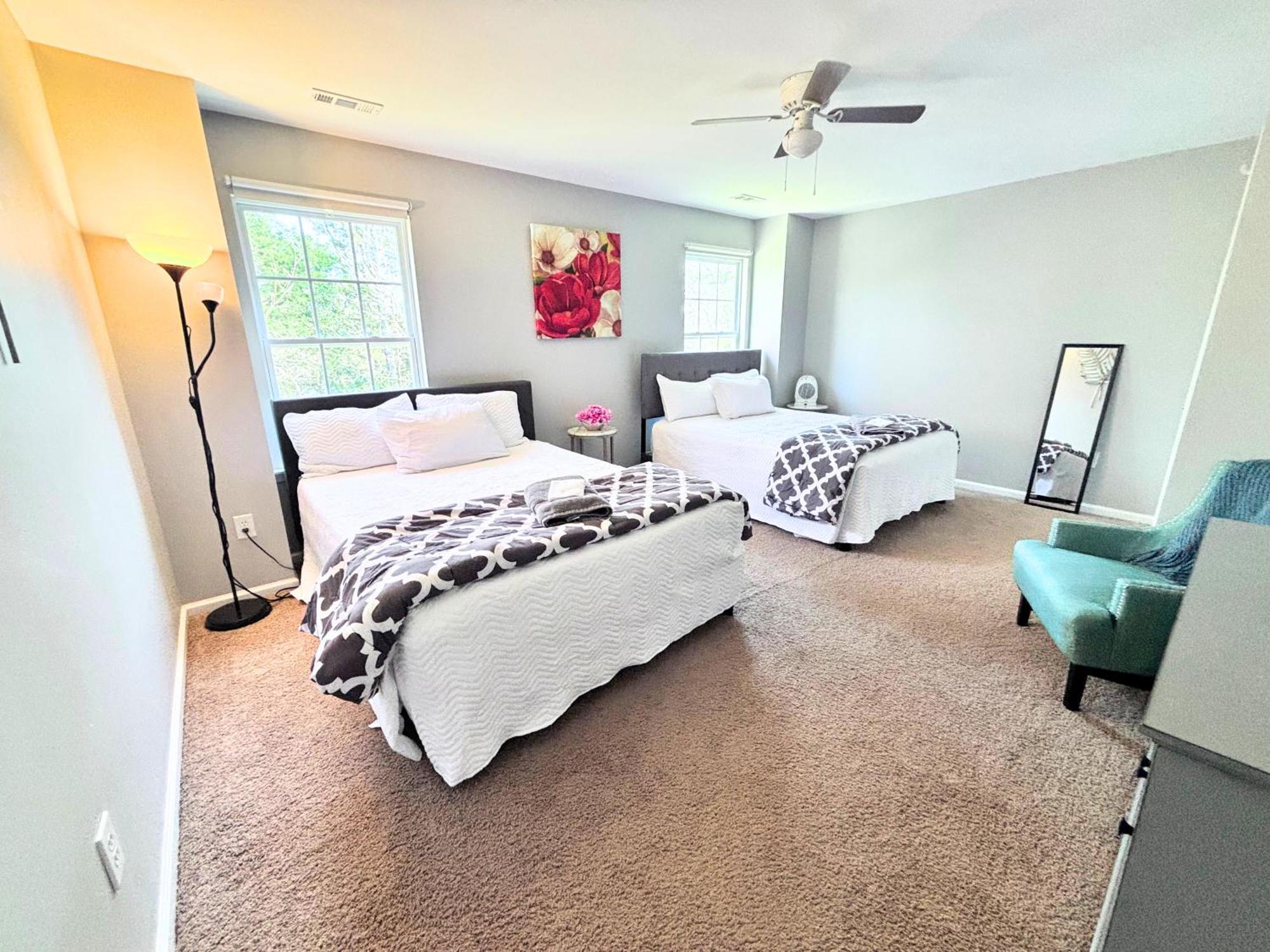 Spacious 4 Bdrm Fenced Yard With Garage Holiday home Charlotte