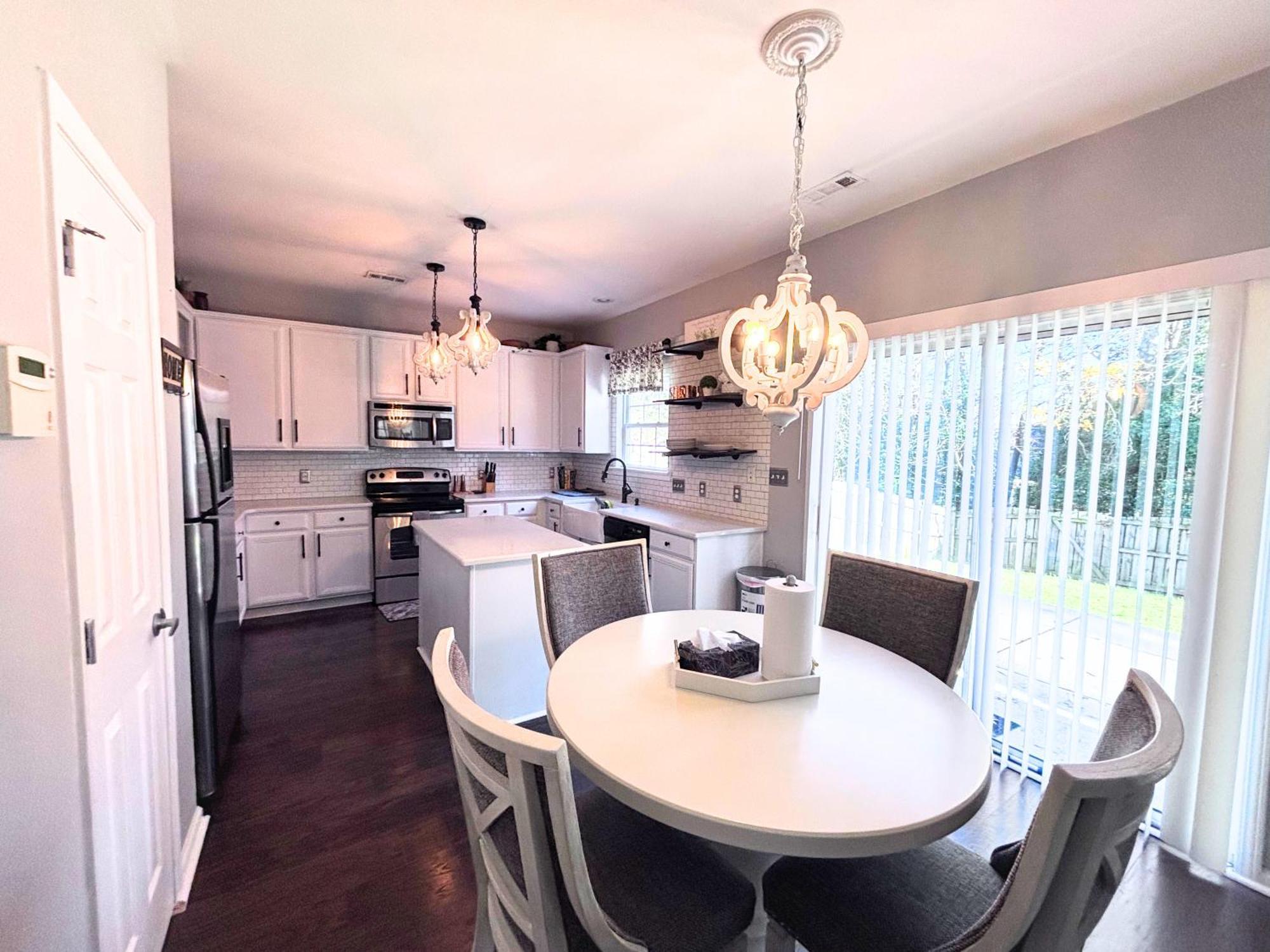 Spacious 4 Bdrm Fenced Yard With Garage *