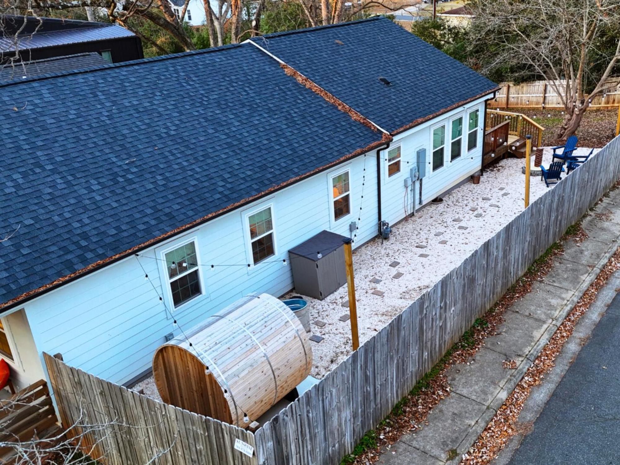 Venetian Beds, Outdoor Barrel Sauna, Hot Tub, Cold Plunge Apartment *