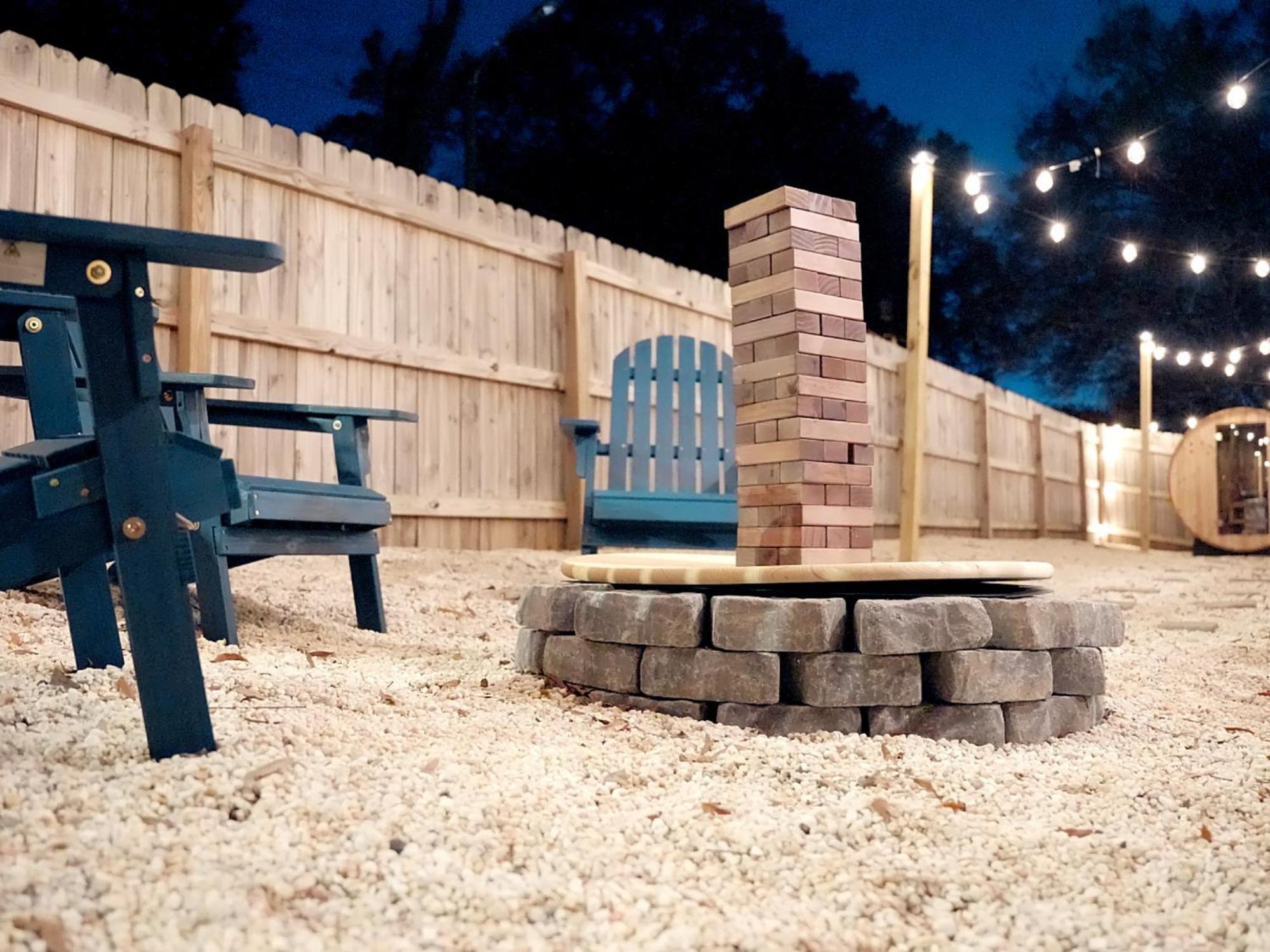 Venetian Beds, Outdoor Barrel Sauna, Hot Tub, Cold Plunge Charlotte