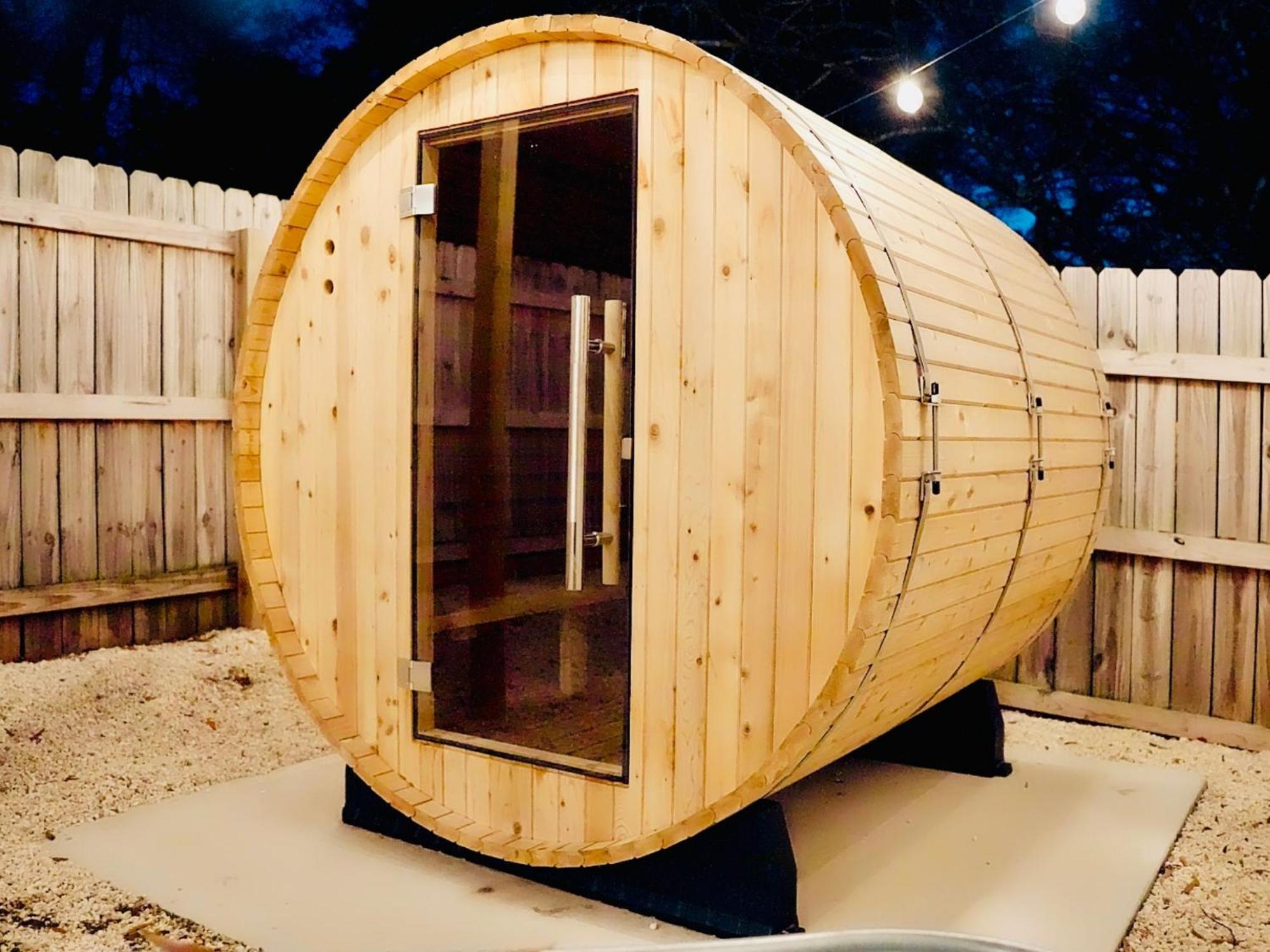 Apartment Venetian Beds, Outdoor Barrel Sauna, Hot Tub, Cold Plunge Charlotte