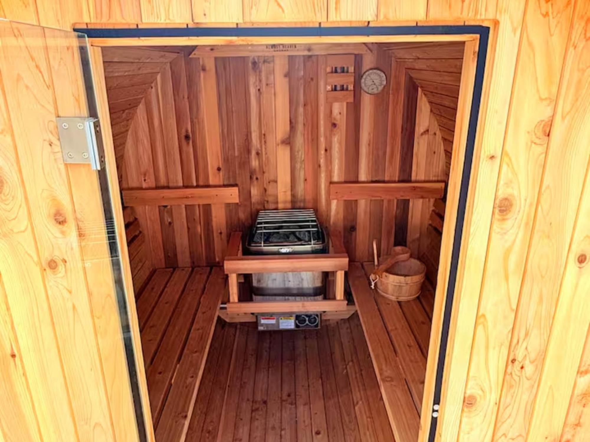 Apartment Venetian Beds, Outdoor Barrel Sauna, Hot Tub, Cold Plunge