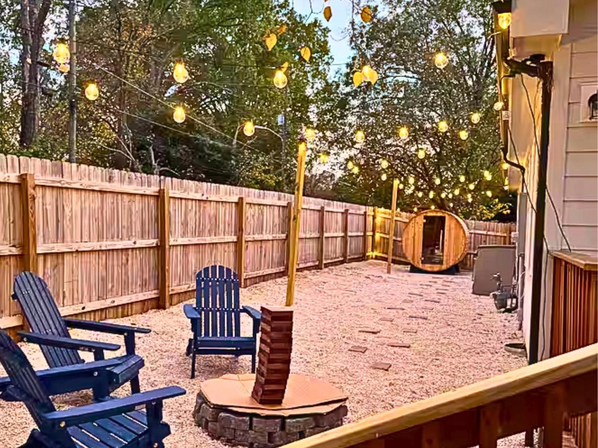 Venetian Beds, Outdoor Barrel Sauna, Hot Tub, Cold Plunge Apartment *