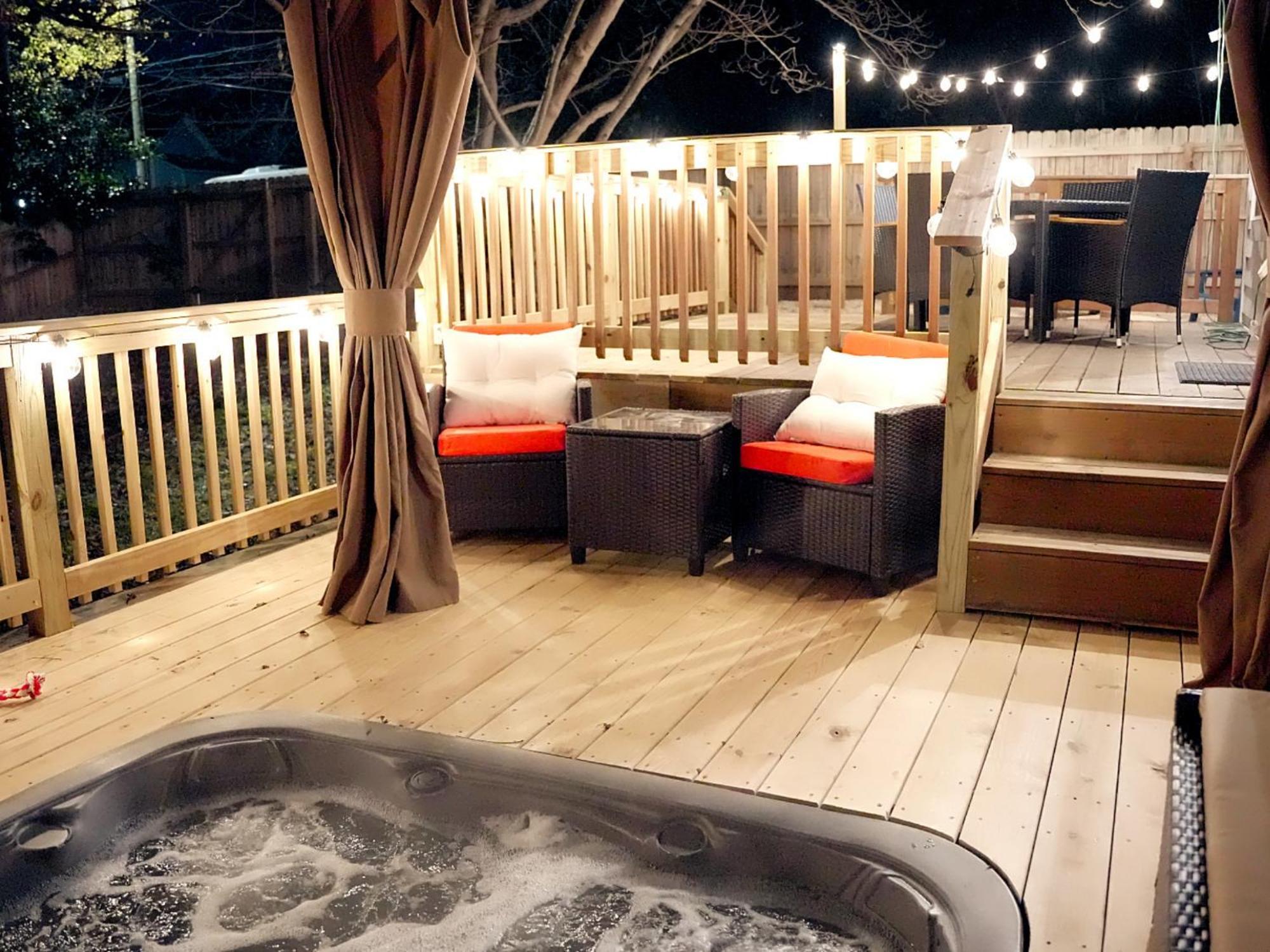 Venetian Beds, Outdoor Barrel Sauna, Hot Tub, Cold Plunge Apartment