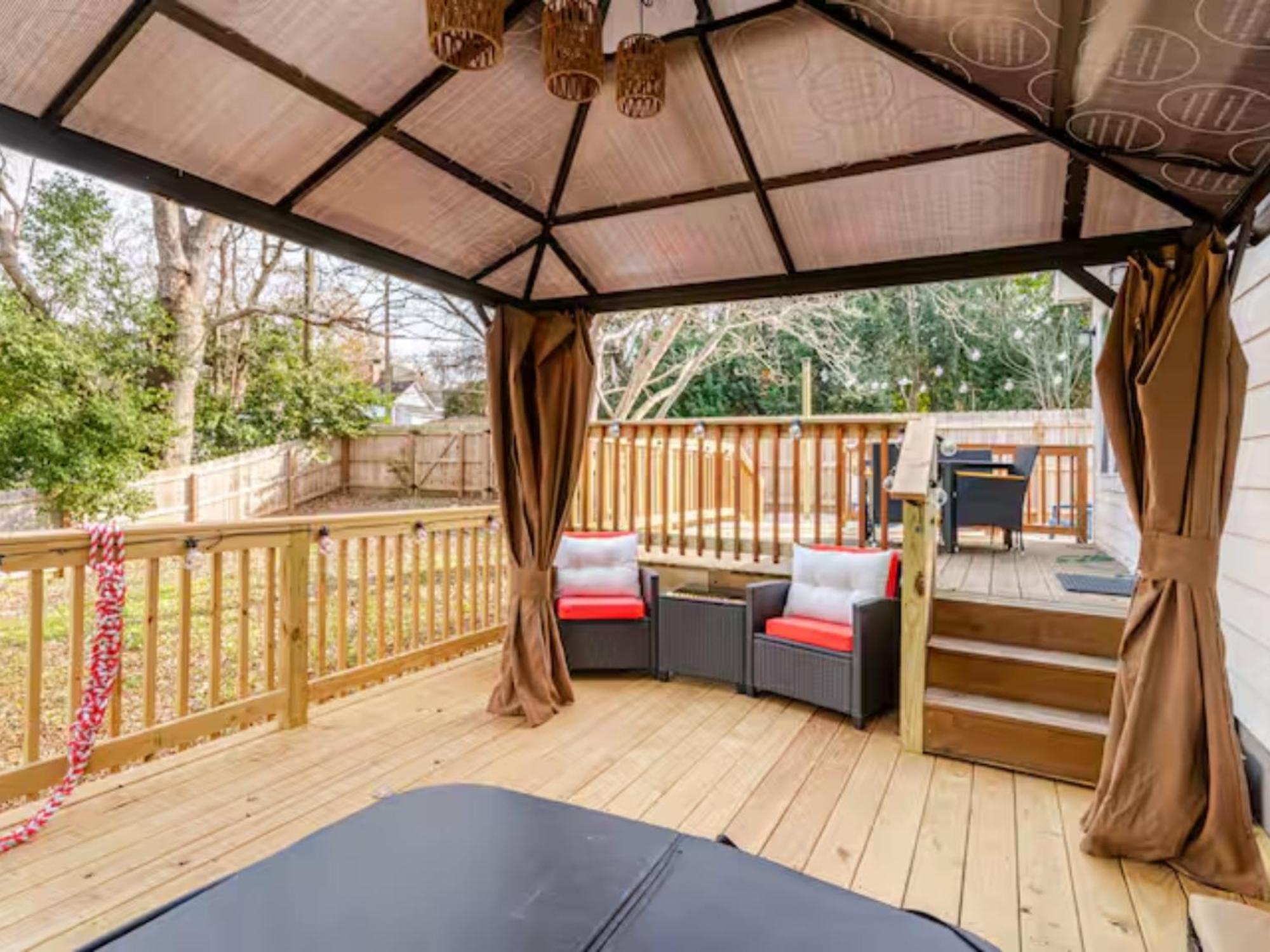 Apartment Venetian Beds, Outdoor Barrel Sauna, Hot Tub, Cold Plunge