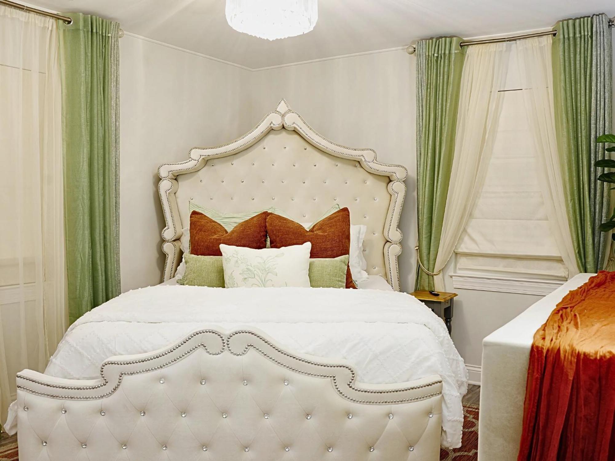 Apartment Venetian Beds, Outdoor Barrel Sauna, Hot Tub, Cold Plunge *