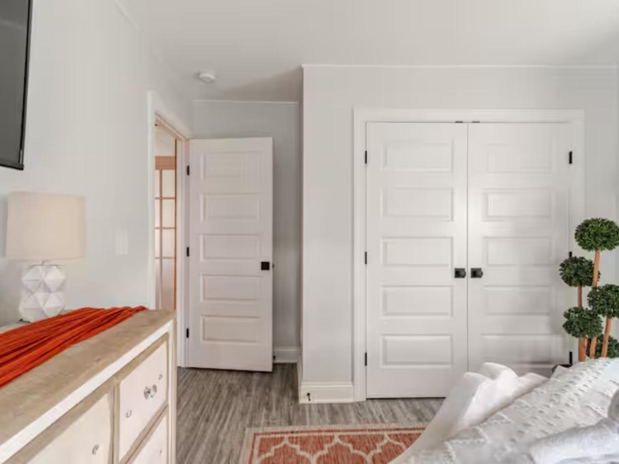Venetian Beds, Outdoor Barrel Sauna, Hot Tub, Cold Plunge Apartment *
