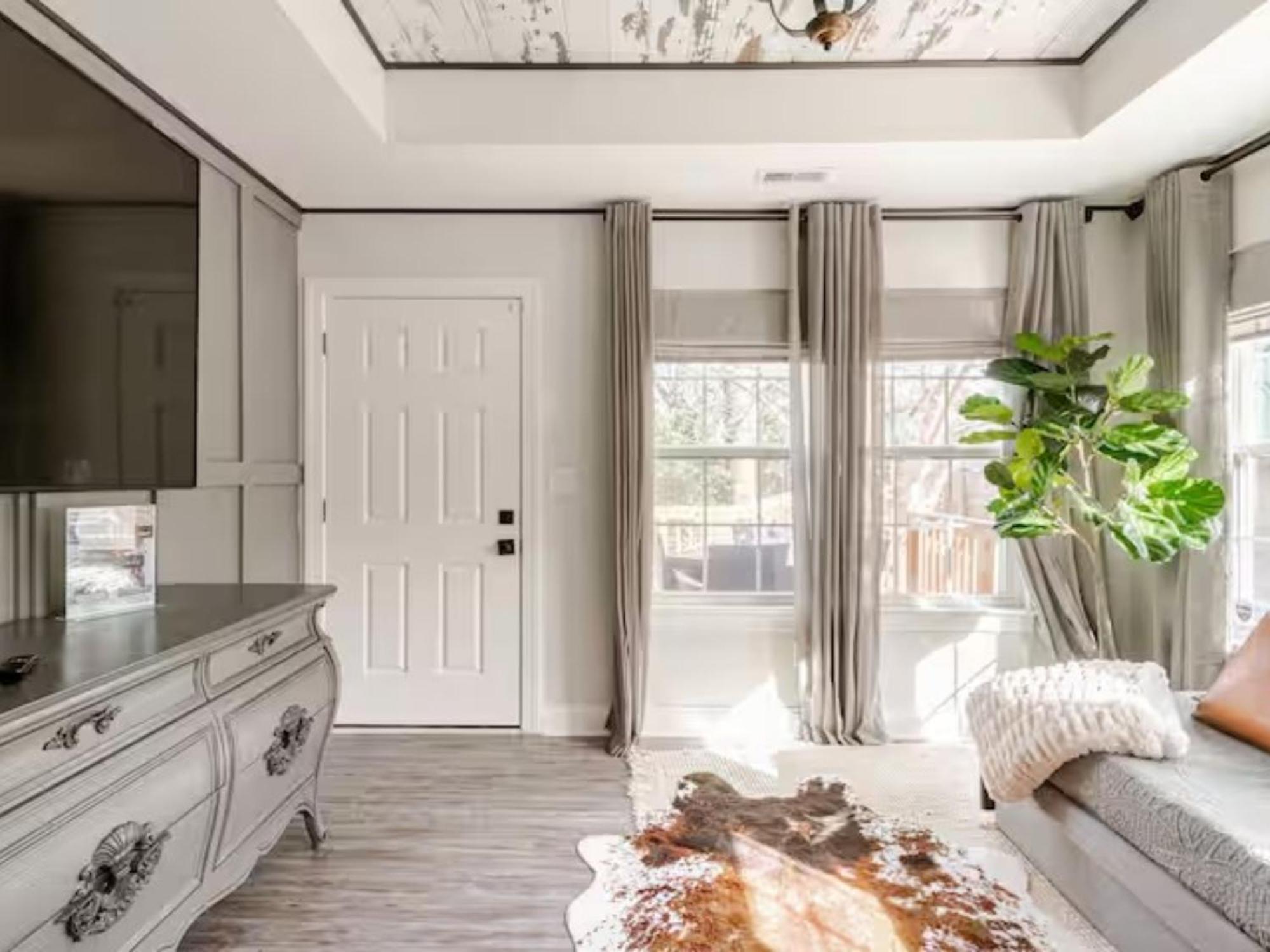 Apartment Venetian Beds, Outdoor Barrel Sauna, Hot Tub, Cold Plunge *