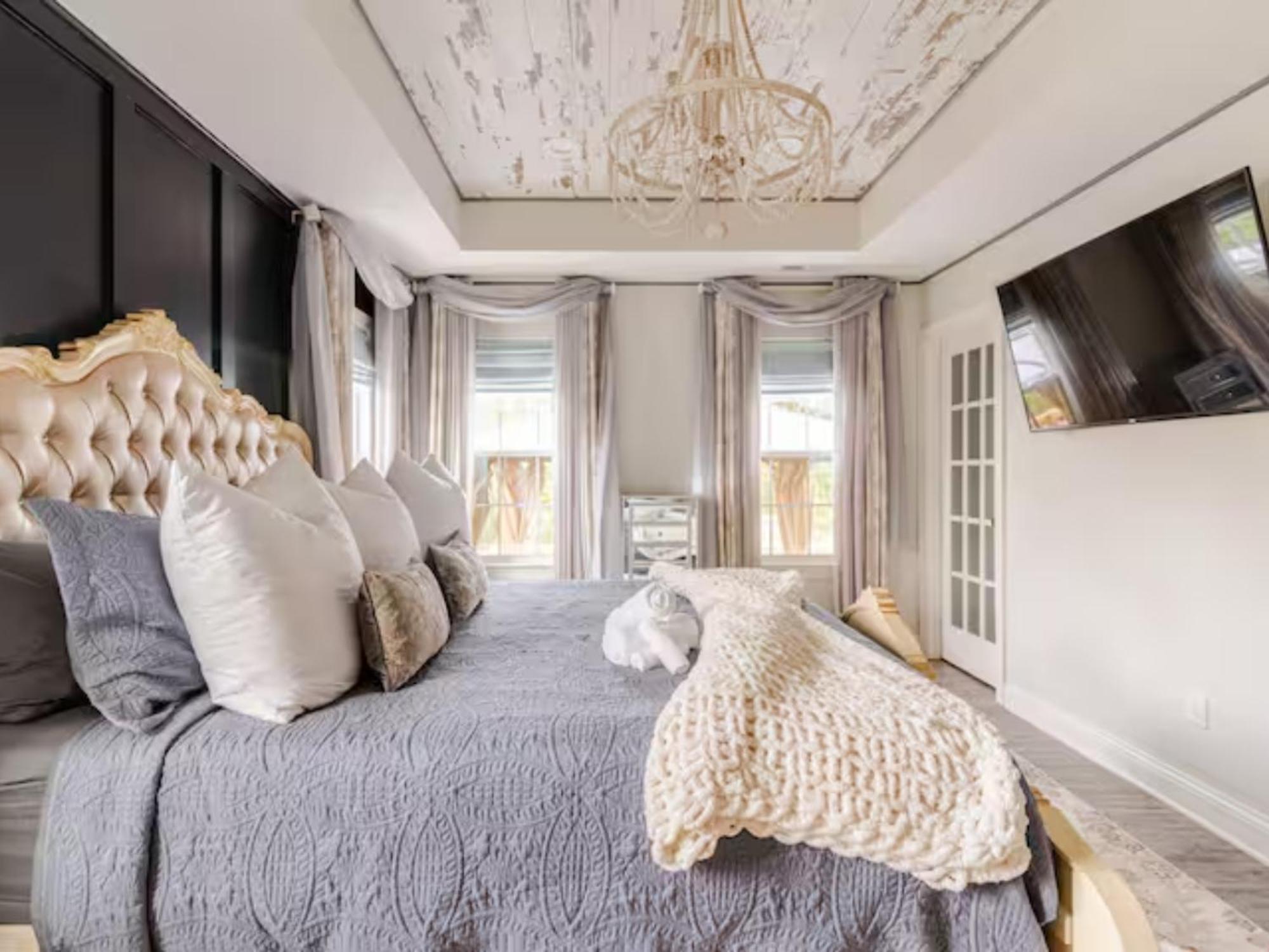Venetian Beds, Outdoor Barrel Sauna, Hot Tub, Cold Plunge Apartment Charlotte