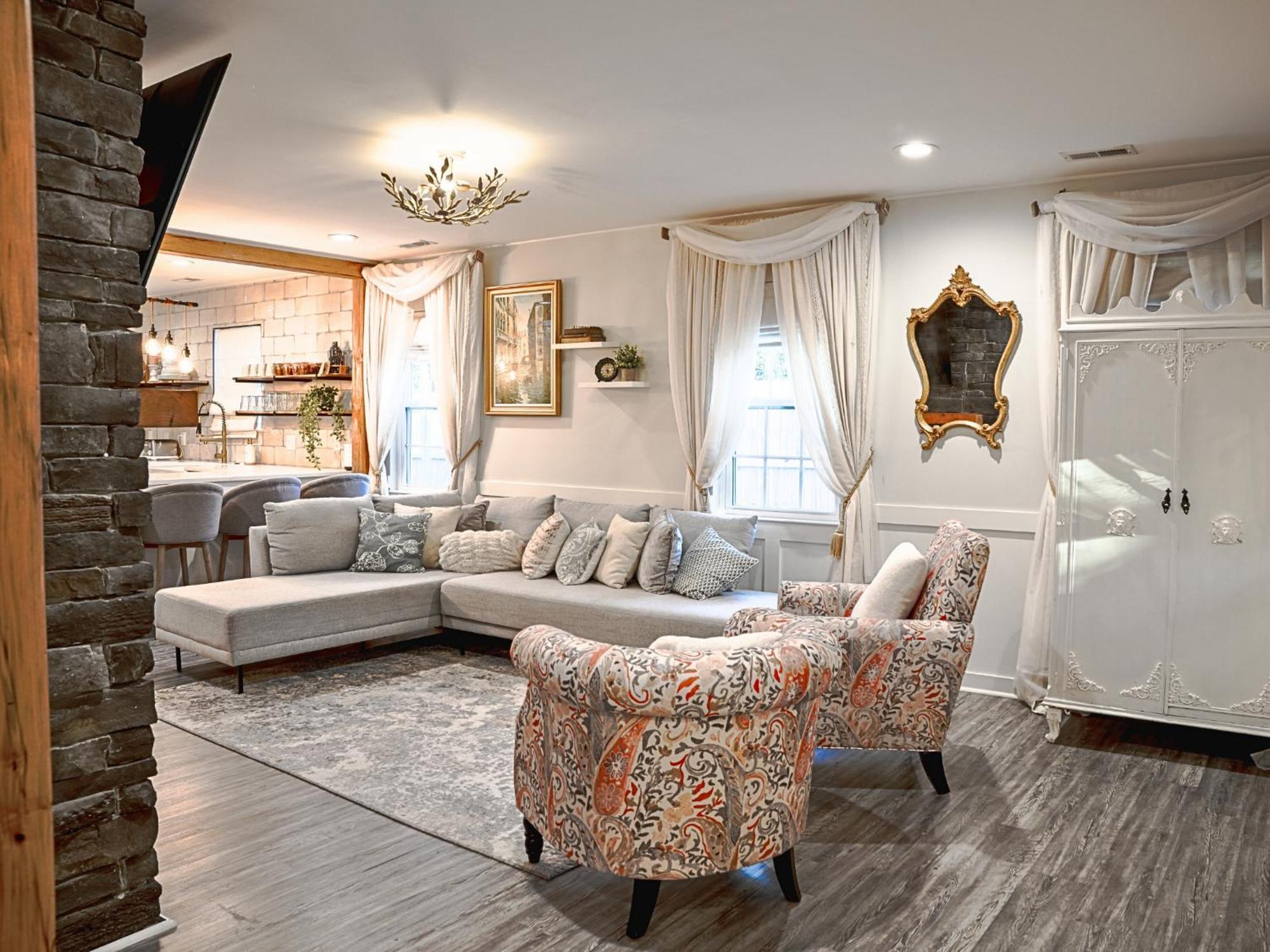 Venetian Beds, Outdoor Barrel Sauna, Hot Tub, Cold Plunge Apartment Charlotte