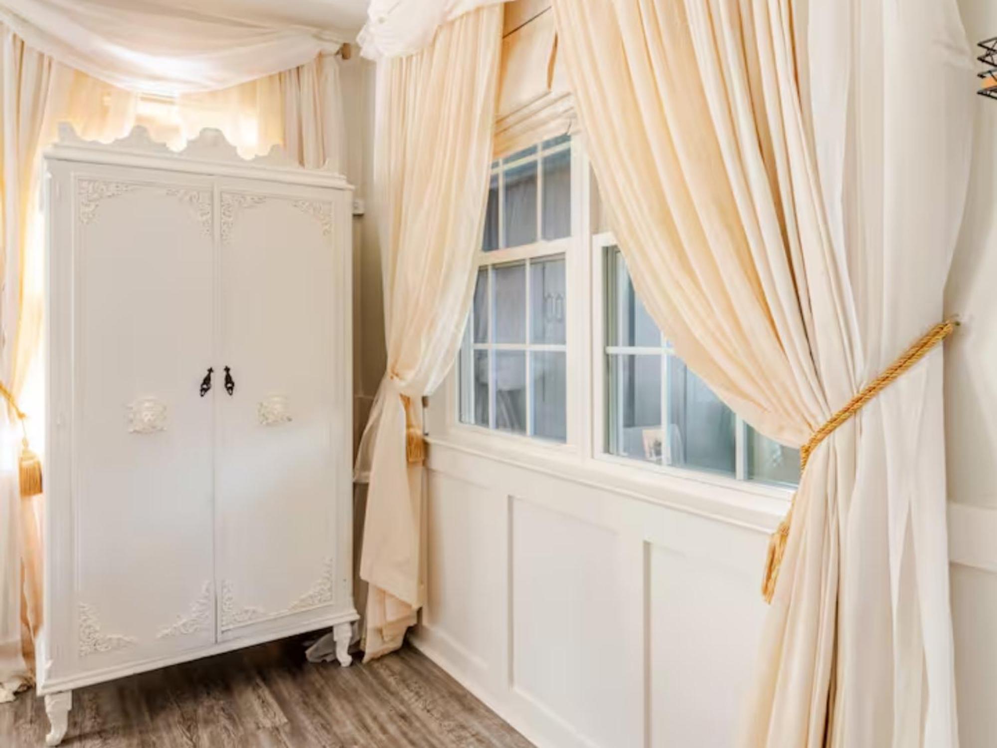 Venetian Beds, Outdoor Barrel Sauna, Hot Tub, Cold Plunge Apartment Charlotte