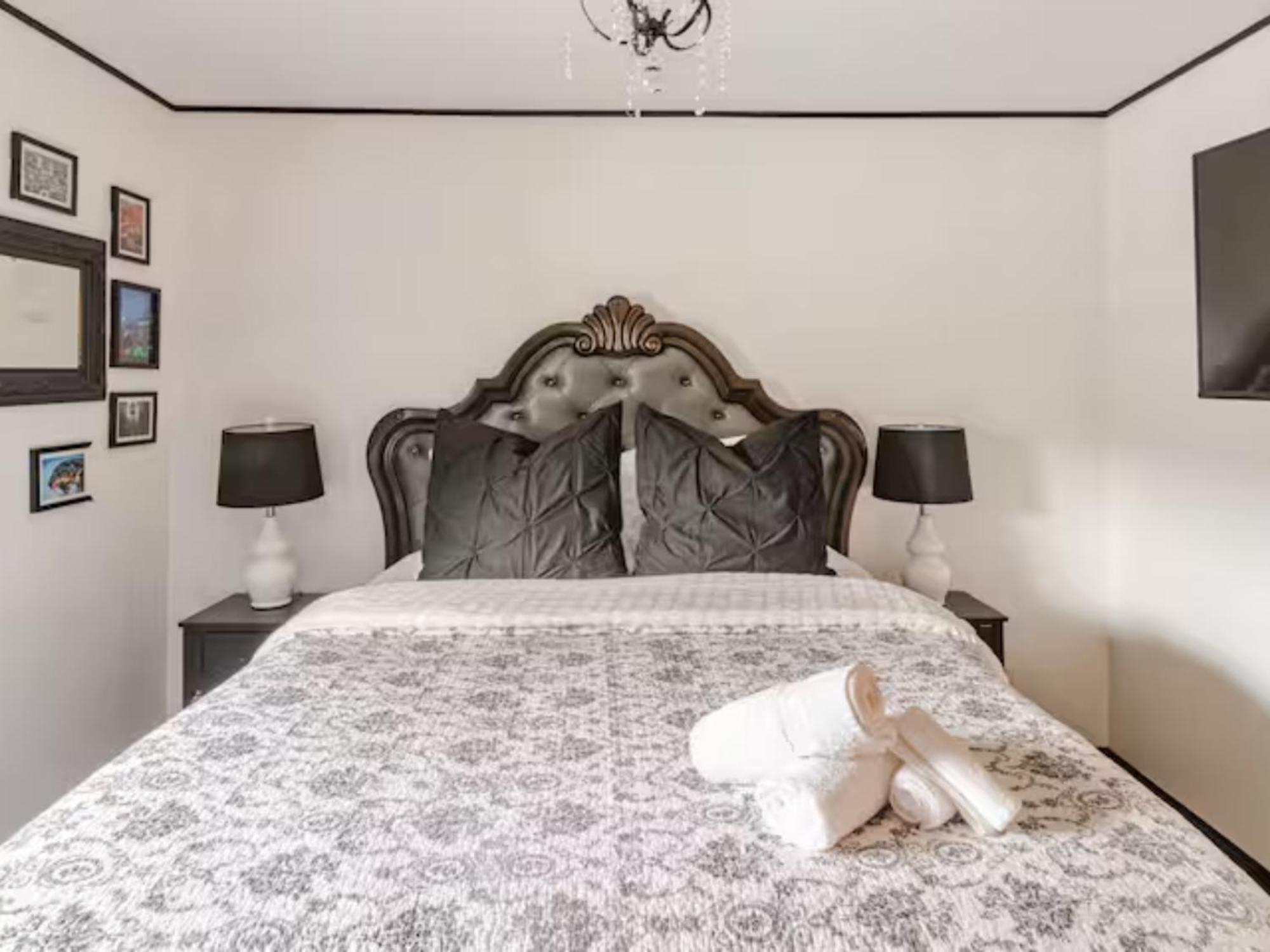 Venetian Beds, Outdoor Barrel Sauna, Hot Tub, Cold Plunge Apartment *