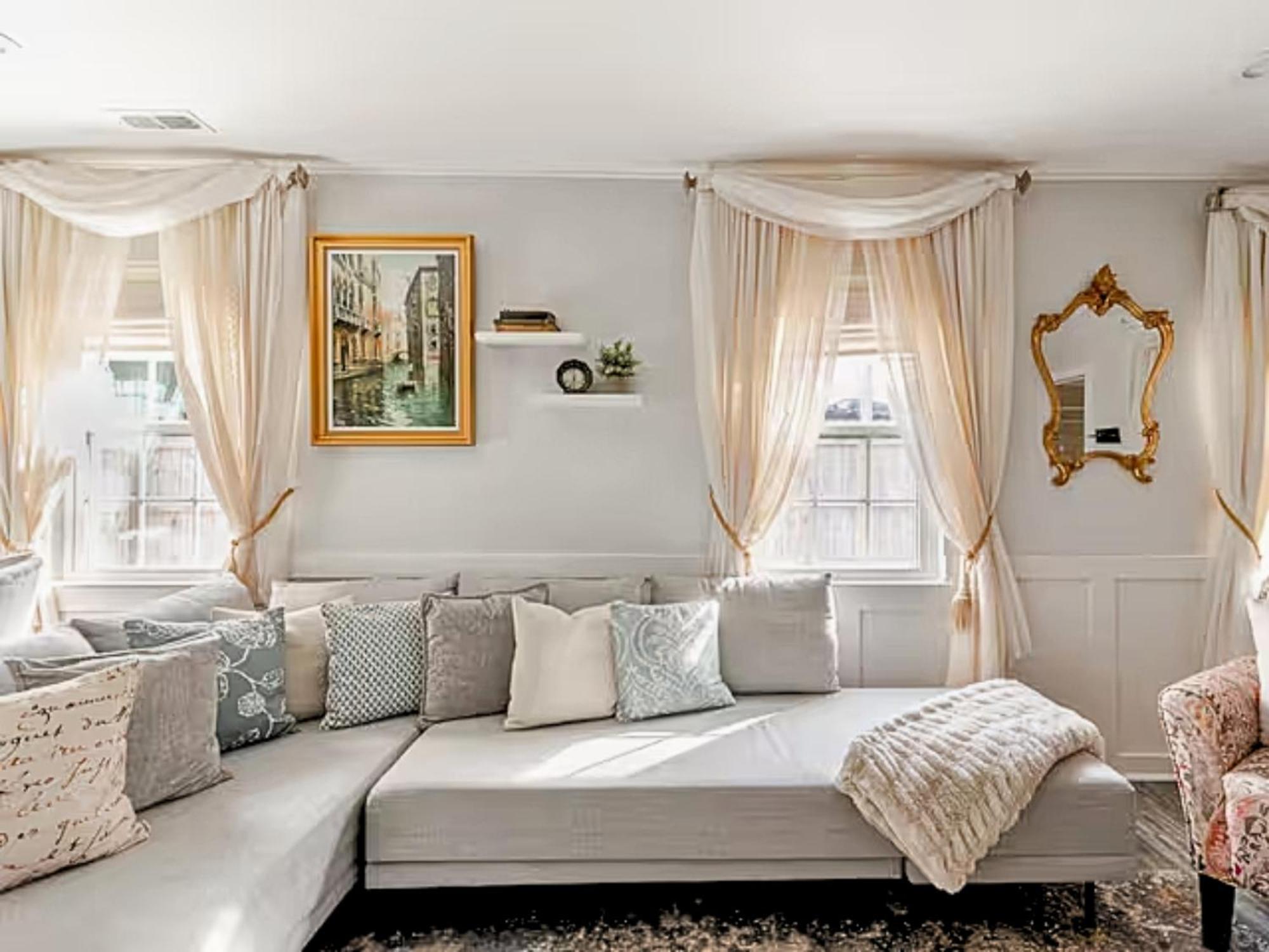 Venetian Beds, Outdoor Barrel Sauna, Hot Tub, Cold Plunge Apartment Charlotte