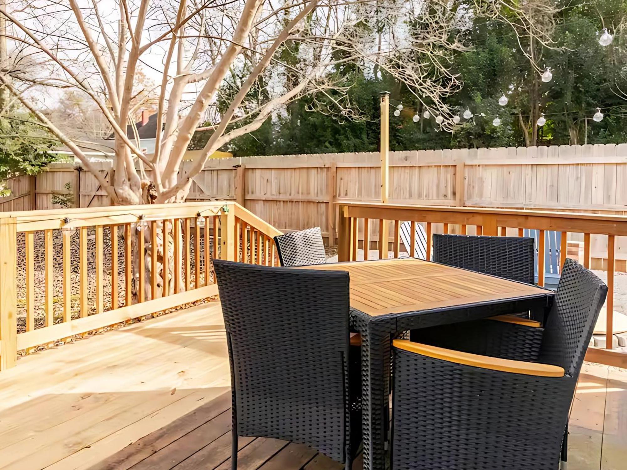 Venetian Beds, Outdoor Barrel Sauna, Hot Tub, Cold Plunge Apartment *
