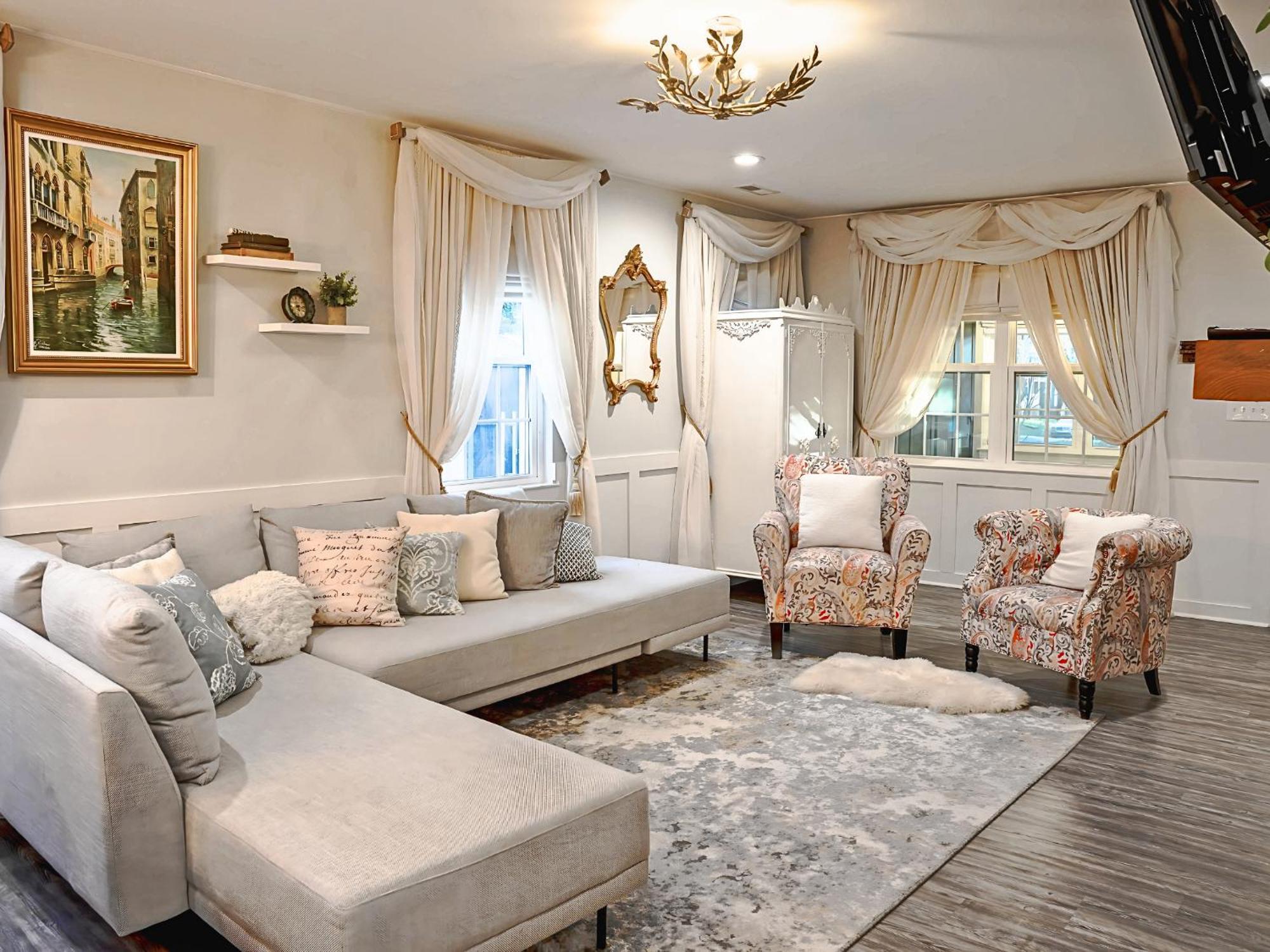 Venetian Beds, Outdoor Barrel Sauna, Hot Tub, Cold Plunge Apartment *