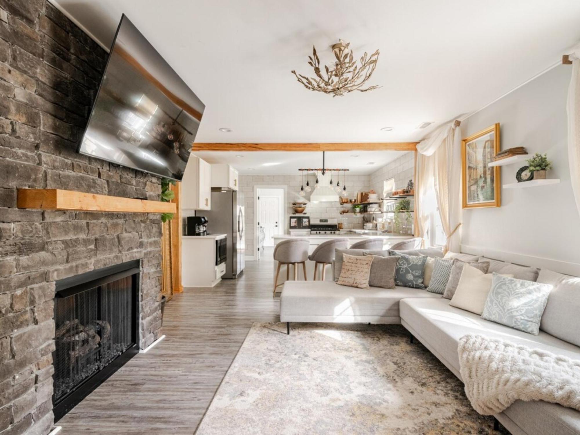 Venetian Beds, Outdoor Barrel Sauna, Hot Tub, Cold Plunge Apartment