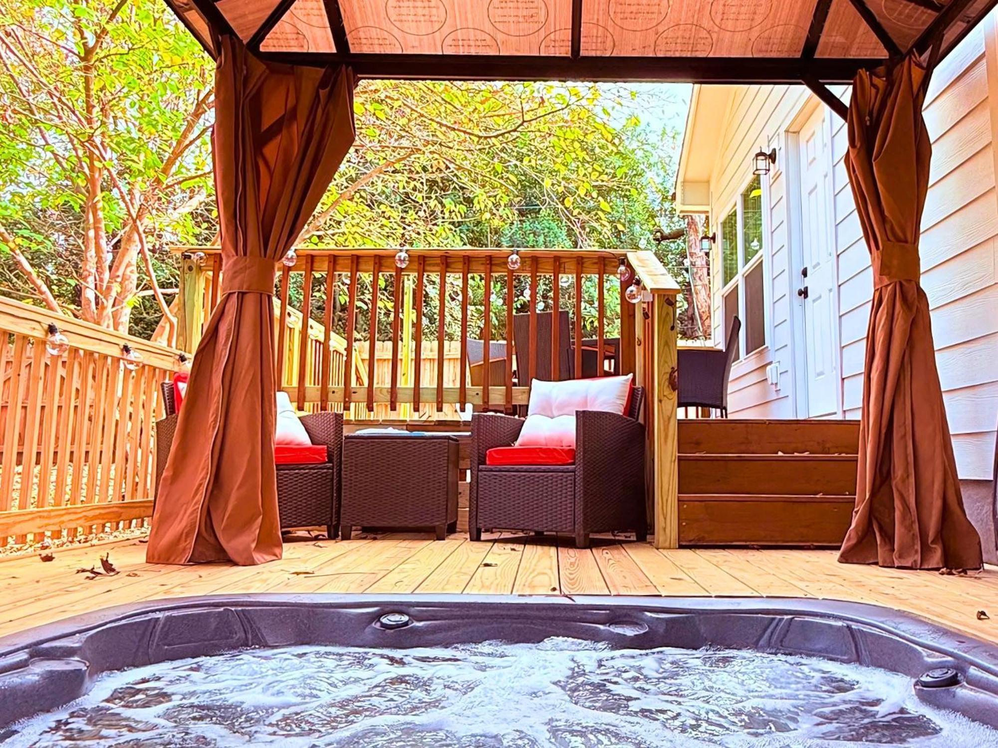 Venetian Beds, Outdoor Barrel Sauna, Hot Tub, Cold Plunge Apartment