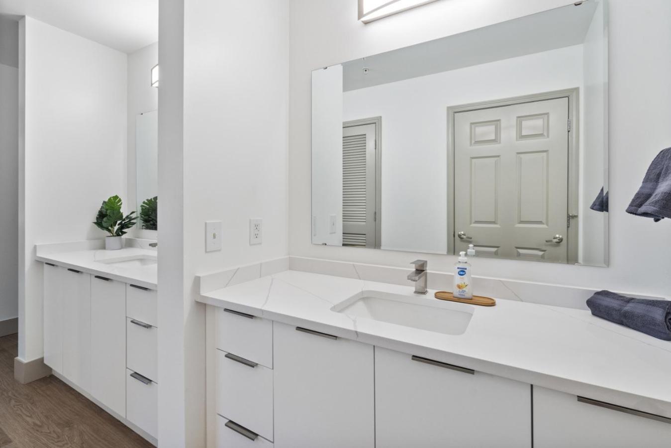 Queen Retreat - Parking, Views, Near Stadium Apartment *