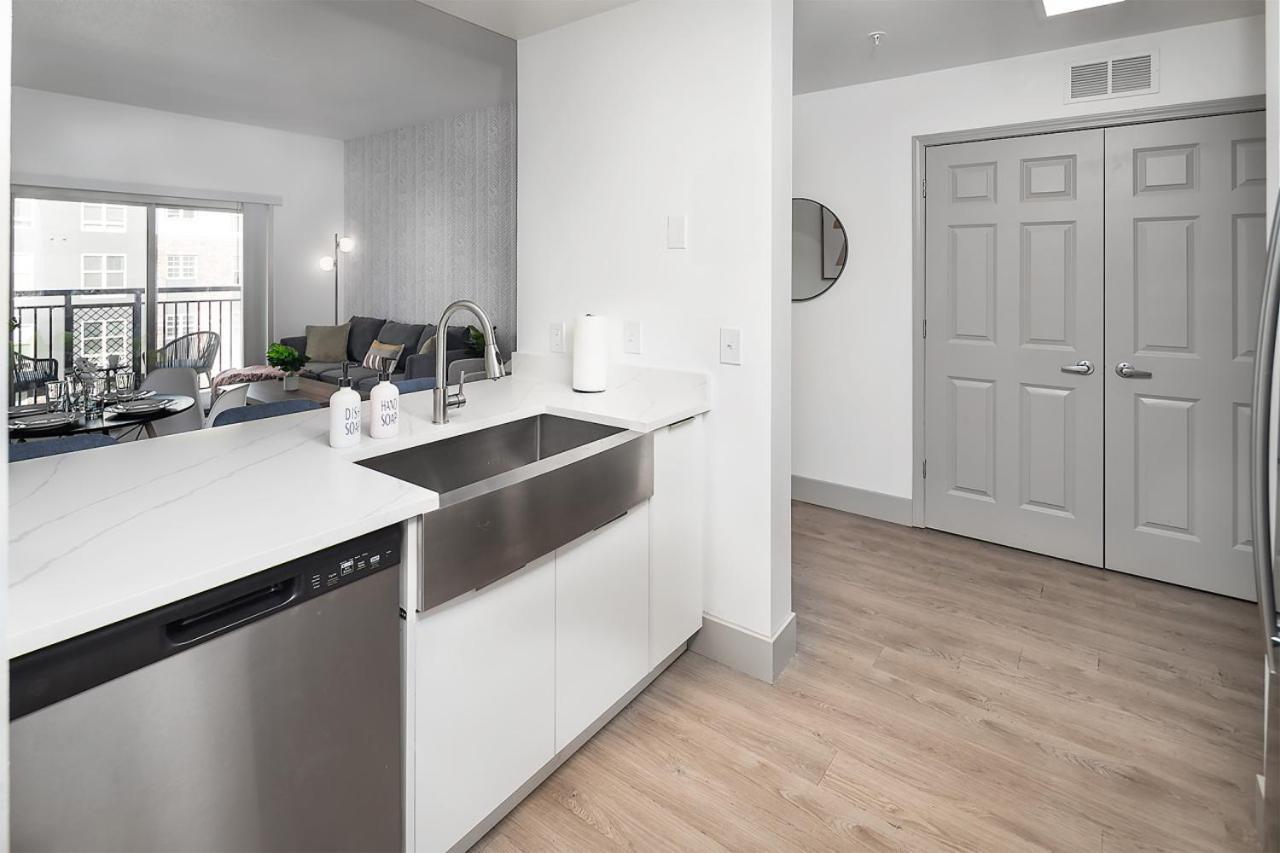 Urban Retreat - Free Parking, Wifi, Walk To Stadium Apartment *