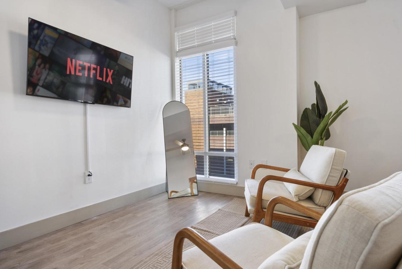 Uptown Luxury - Floor King Suite, Free Parking Apartment *