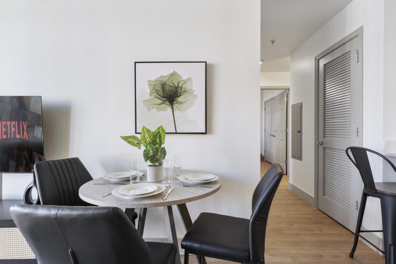 Uptown Luxury - Floor King Suite, Free Parking Apartment