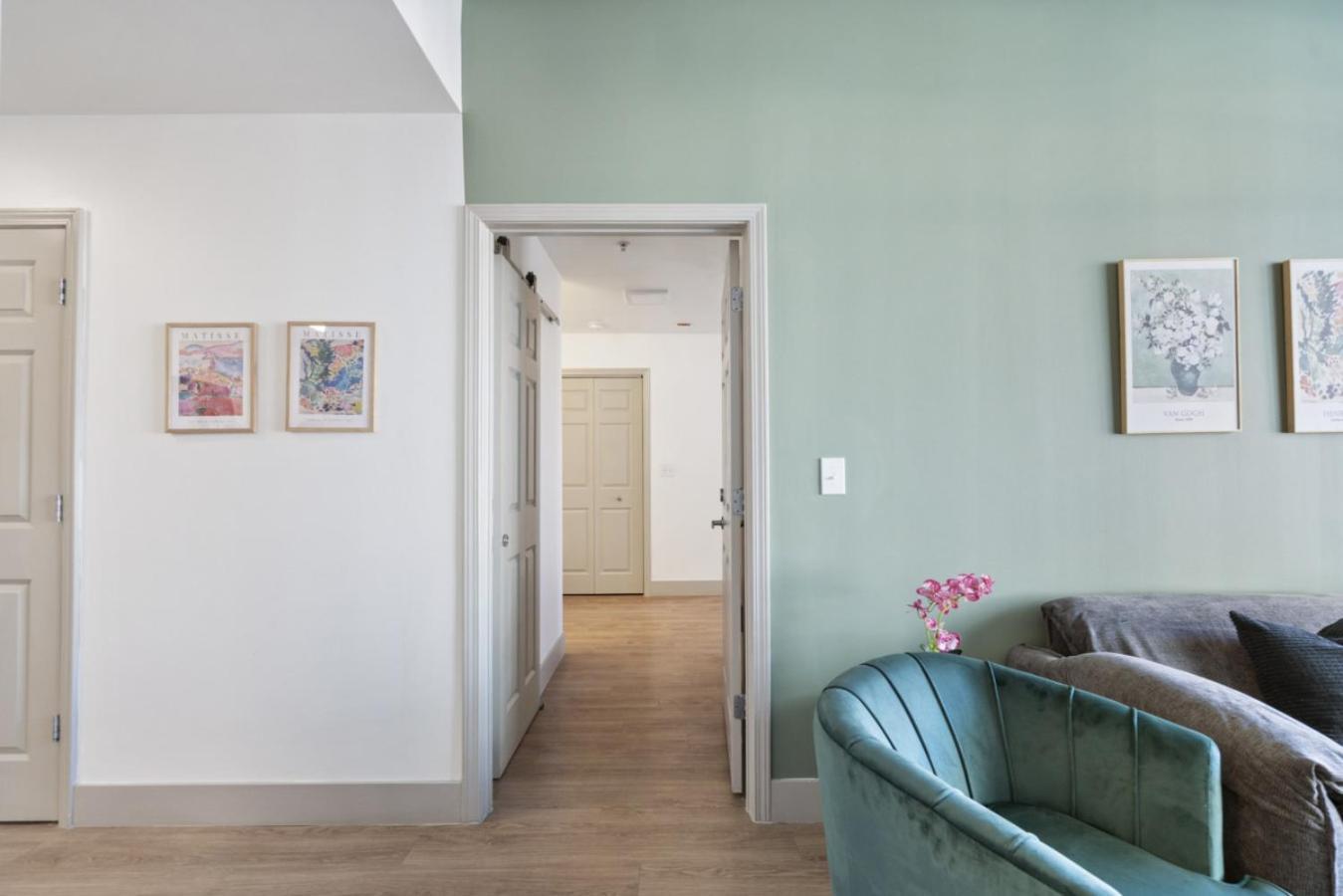 Uptown Luxury - Floor King Suite, Free Parking Apartment *