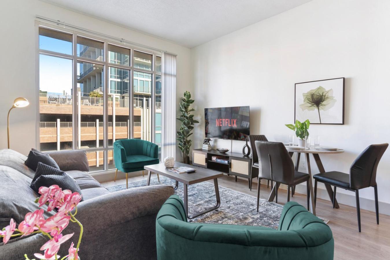 Uptown Luxury - Floor King Suite, Free Parking *