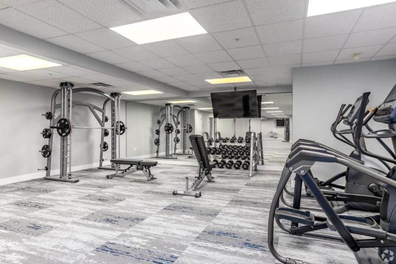 Uptown Luxury - Floor King Suite, Free Parking Apartment